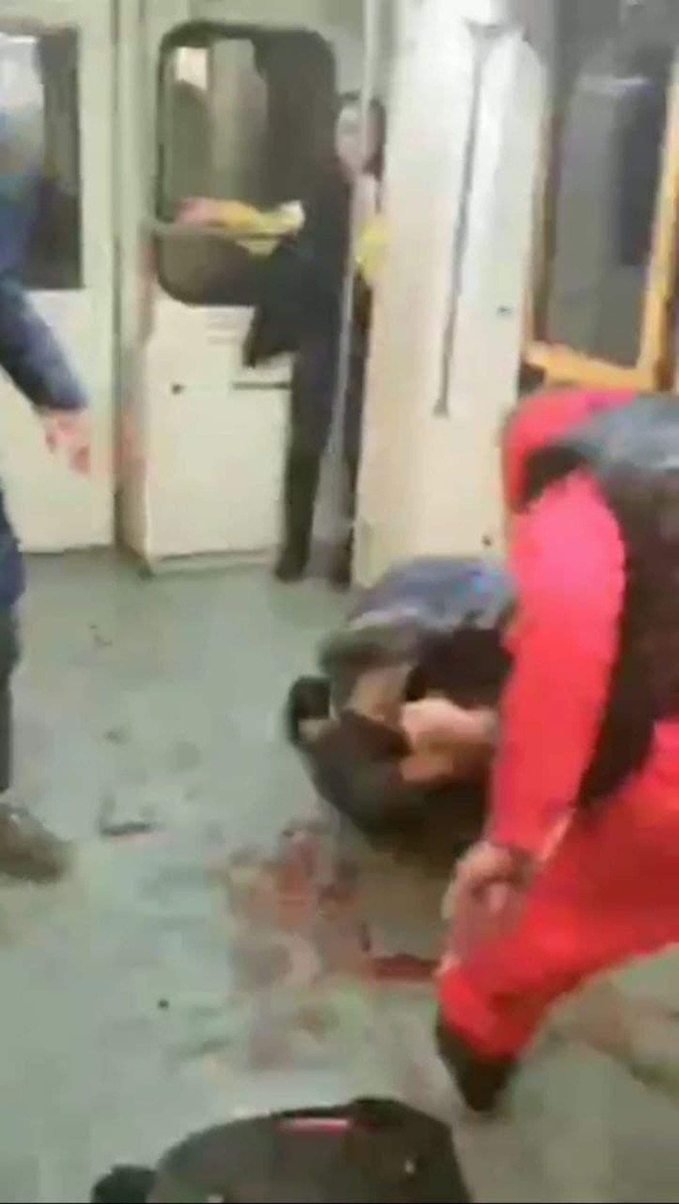 Метрода бегона қизни ҳимоя қилган йигит  аёвсиз калтакланди