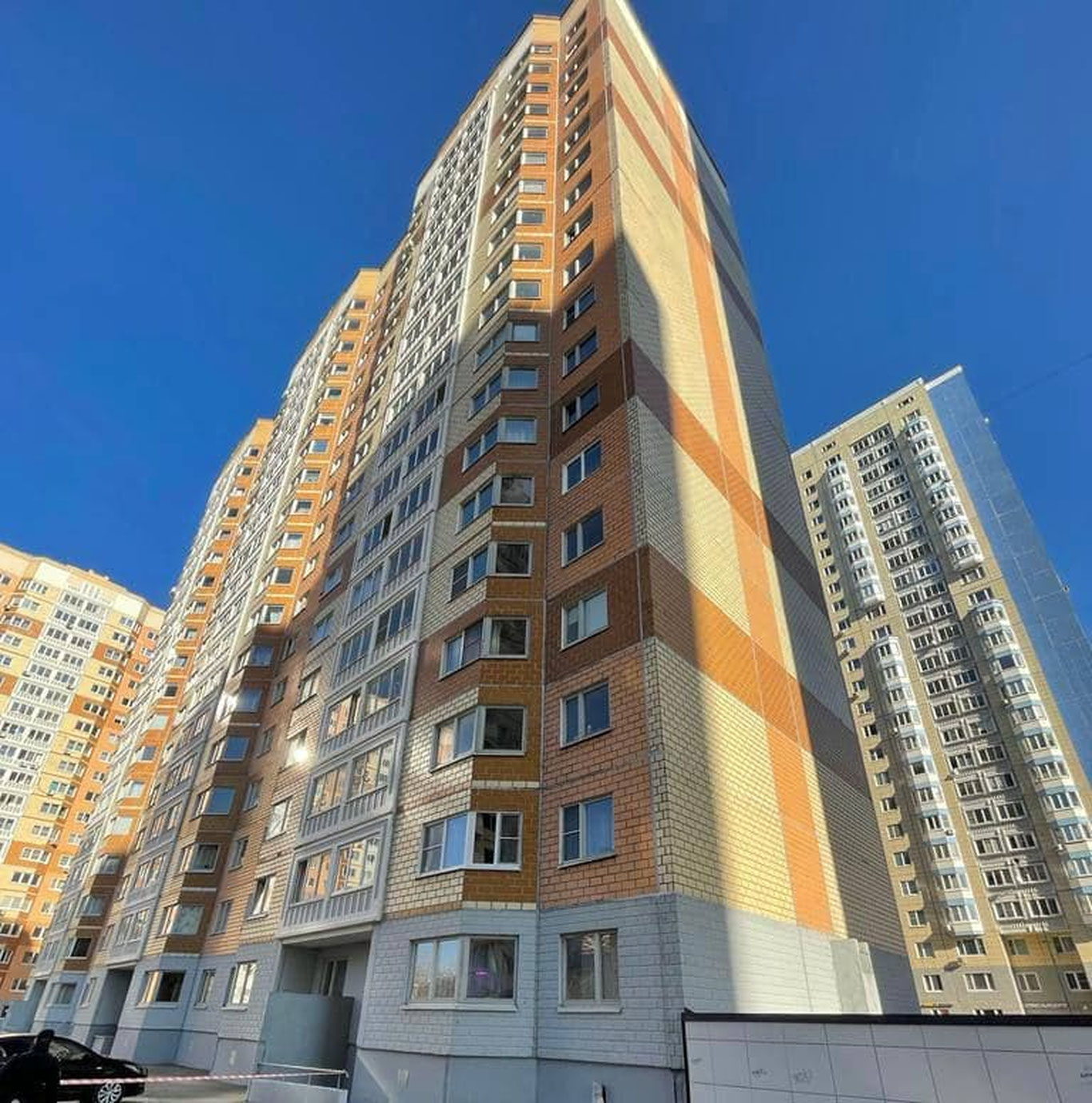 Москвада кўп қаватли уй деразаси тагидан аёл ва   унинг икки боласи  жасади топилди