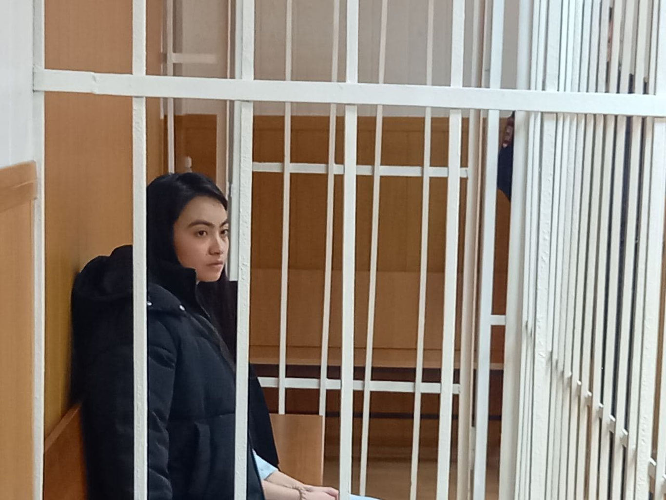 Москвада 18 ёшли қиз бобосини пичоқлади