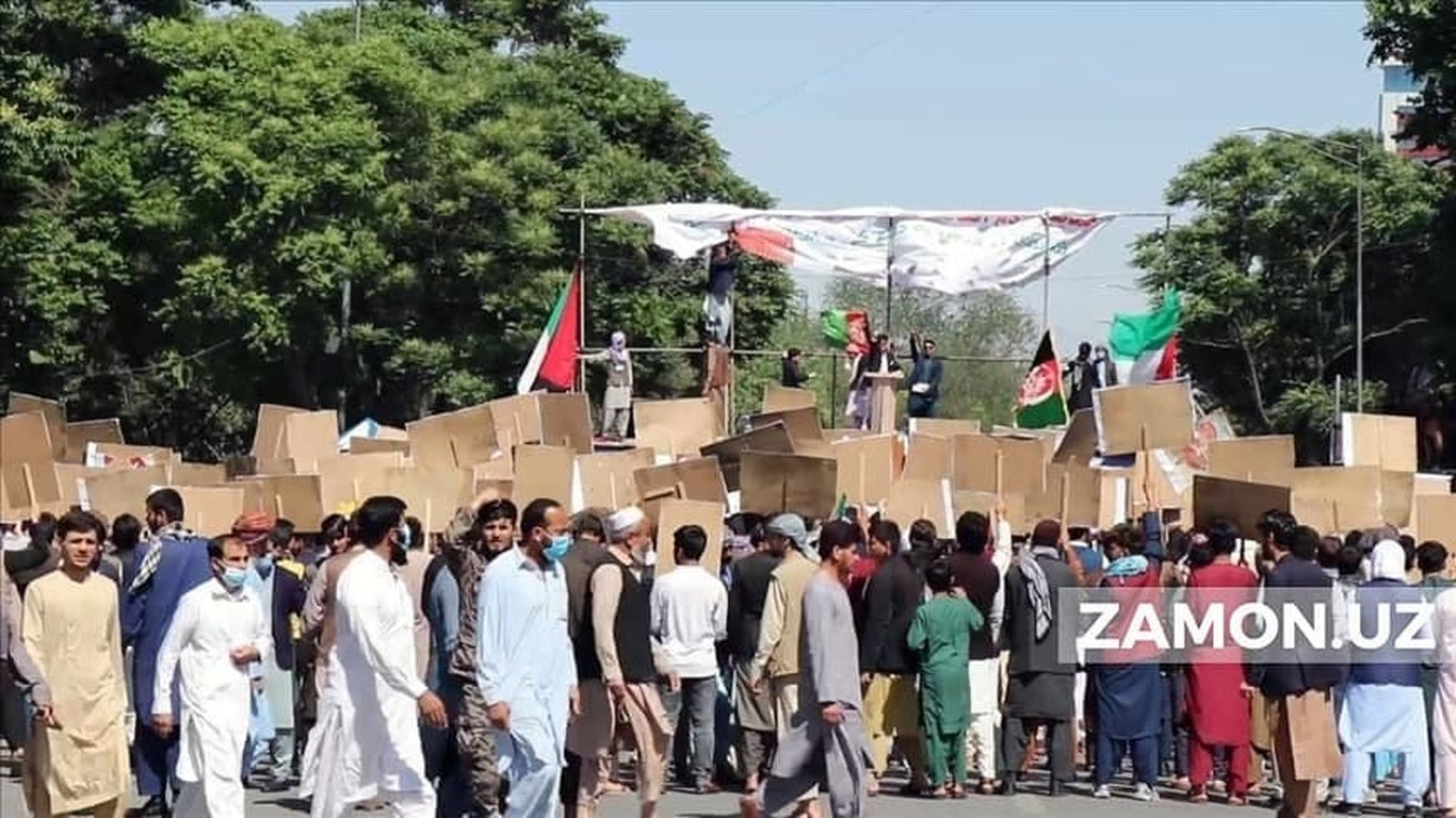 Kobulda yuzlab afg‘onlar maosh to‘lashni talab qilib namoyishga chiqdi