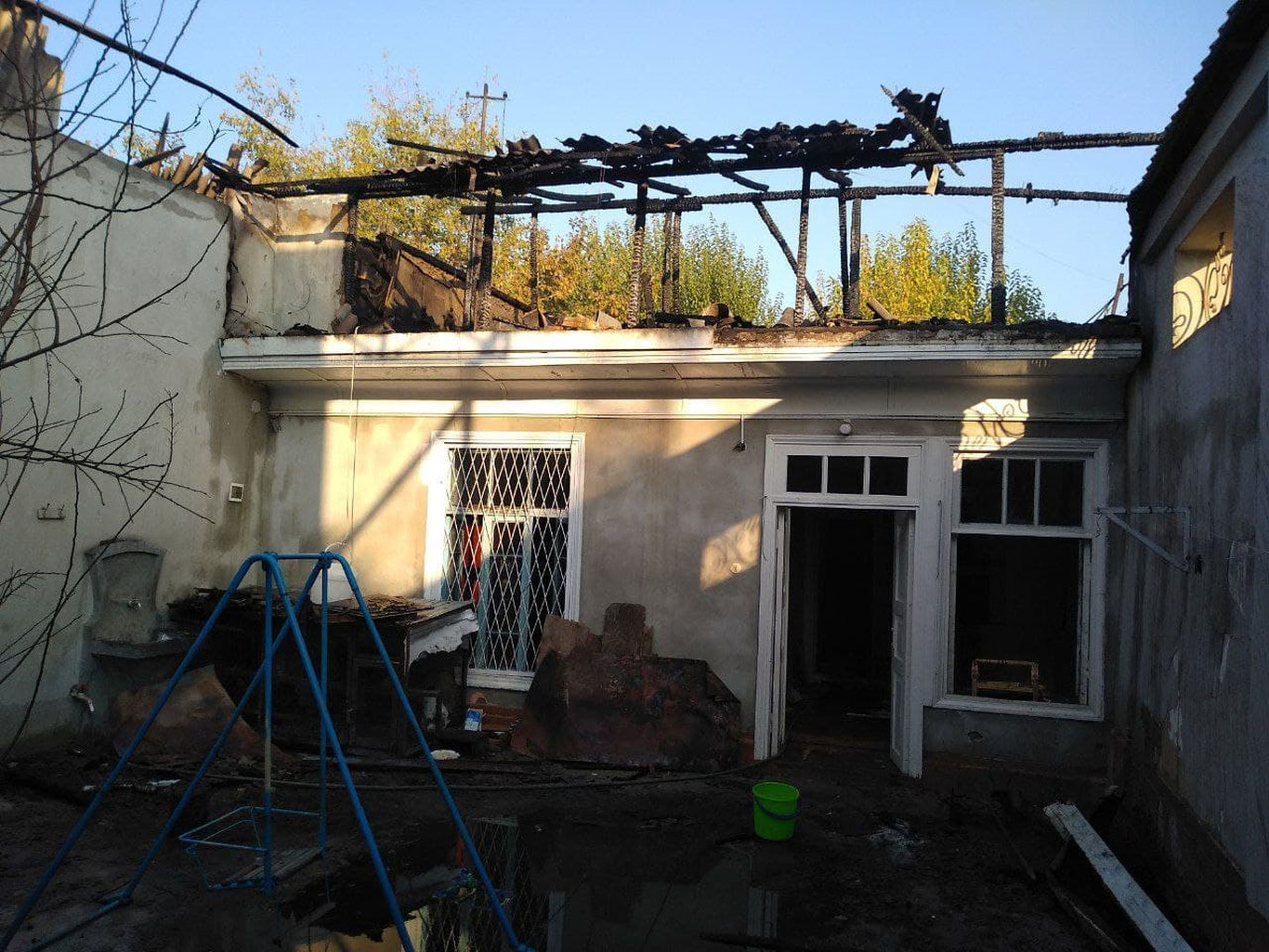 Наманганда икки уйнинг томи ёниб кетди