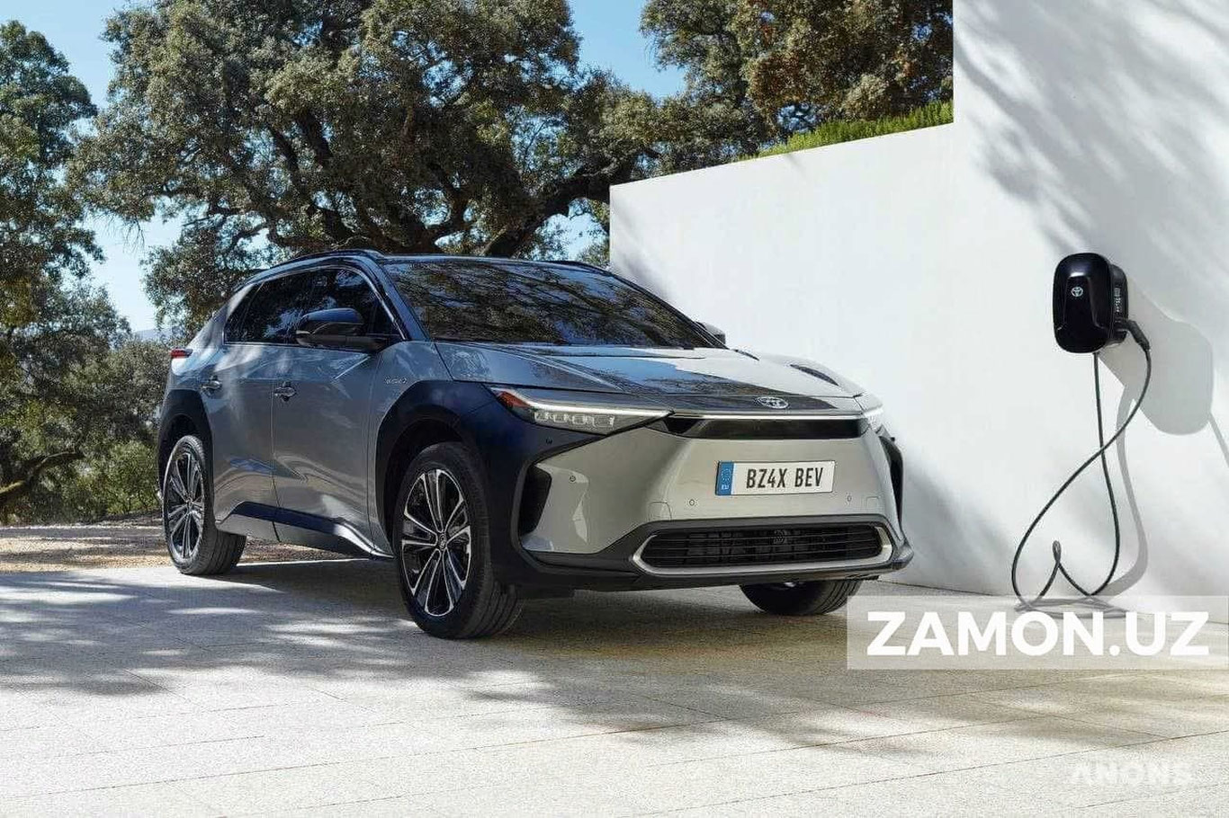 Toyota илк бор қуёш панелига эга бўлган “BZ4X” электромобилини намойиш қилди