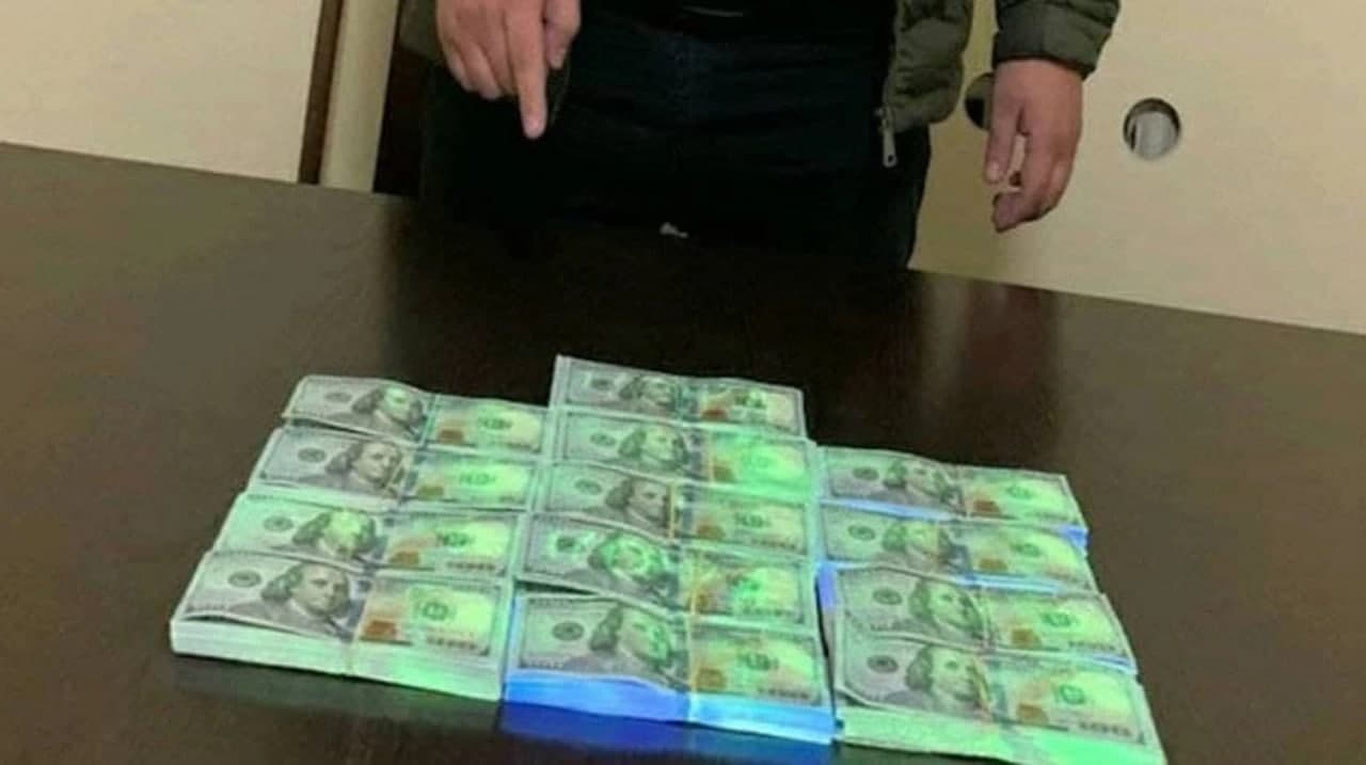 Bekobodda hokimlik vakili $128 ming pora bilan qo‘lga tushdi
