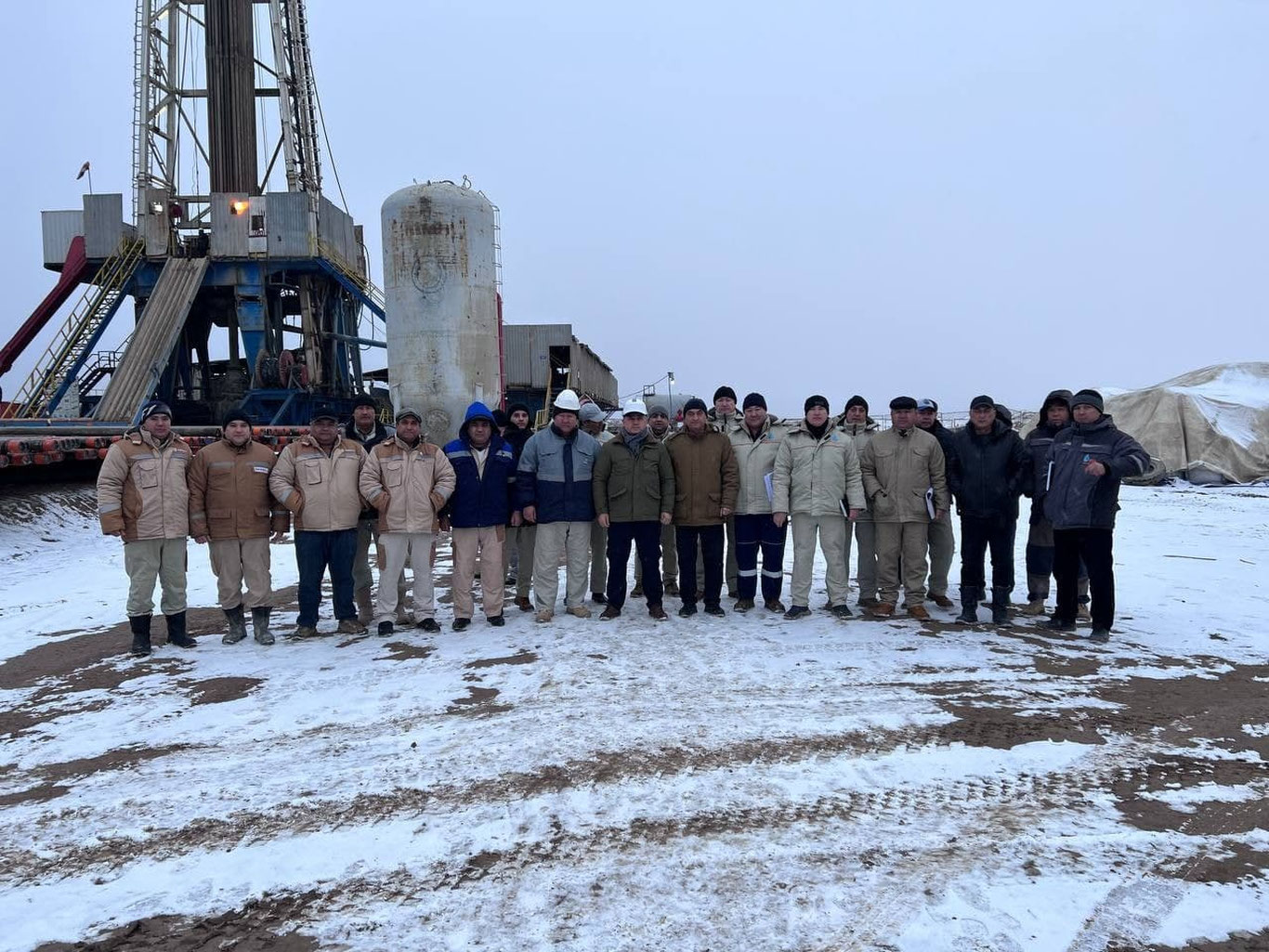 "O‘zbekneftgaz": Boshqaruv raisi boshchiligidagi "Ishchi guruh" aʼzolari tomonidan Ustyurt regionidagi gelogiya-qidiruv ishlari holati o‘rganildi