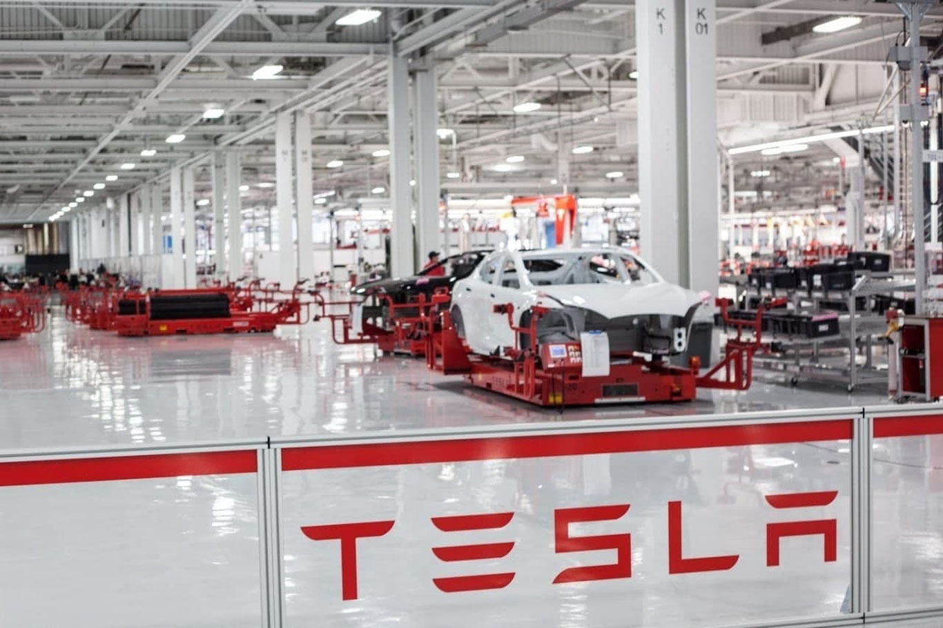 "Tesla" irqiy kamsitilishlarda ayblanmoqda