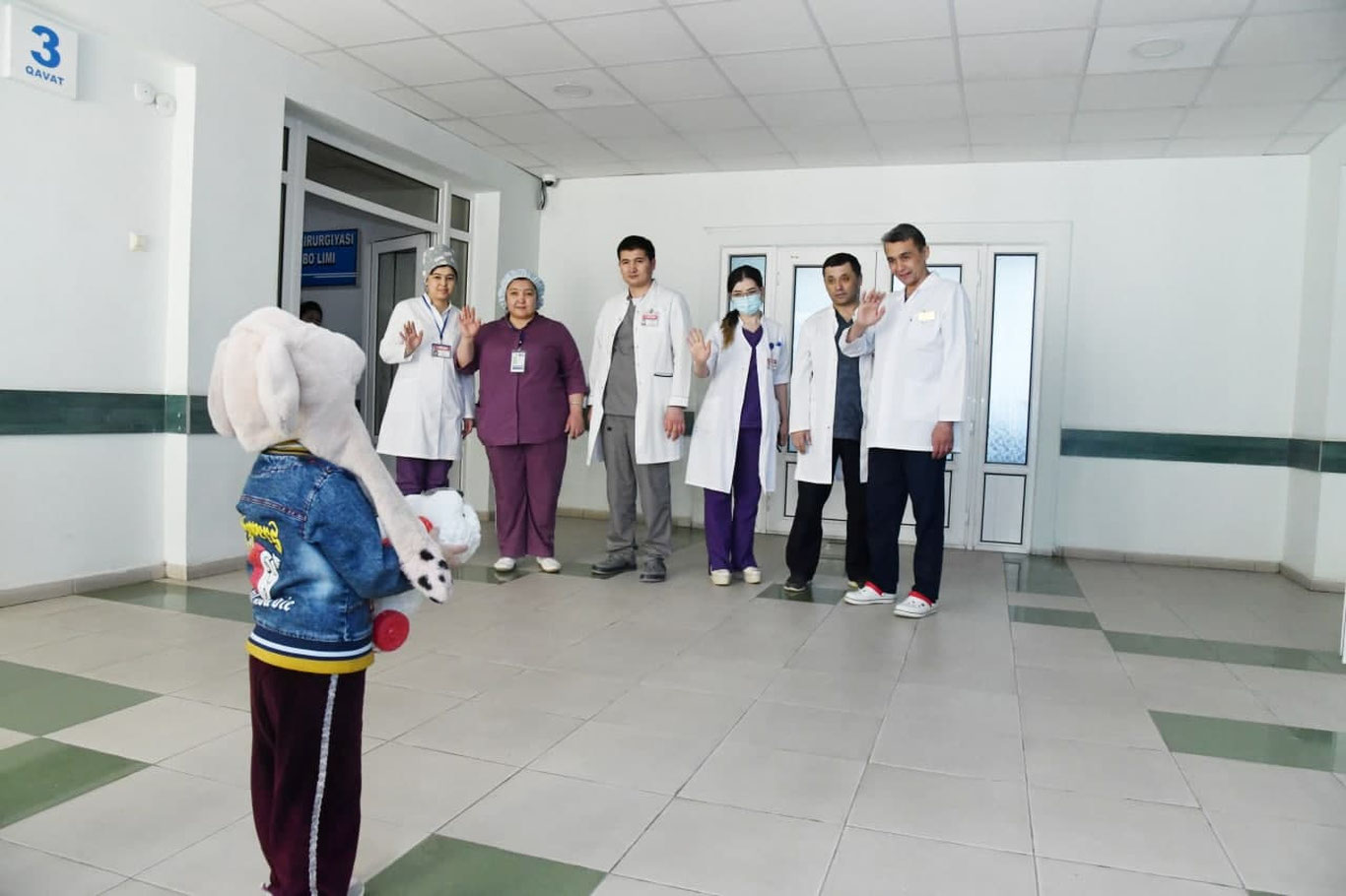 Toshkentda ayiq qafasiga tashlangan qizcha shifoxonadan chiqdi