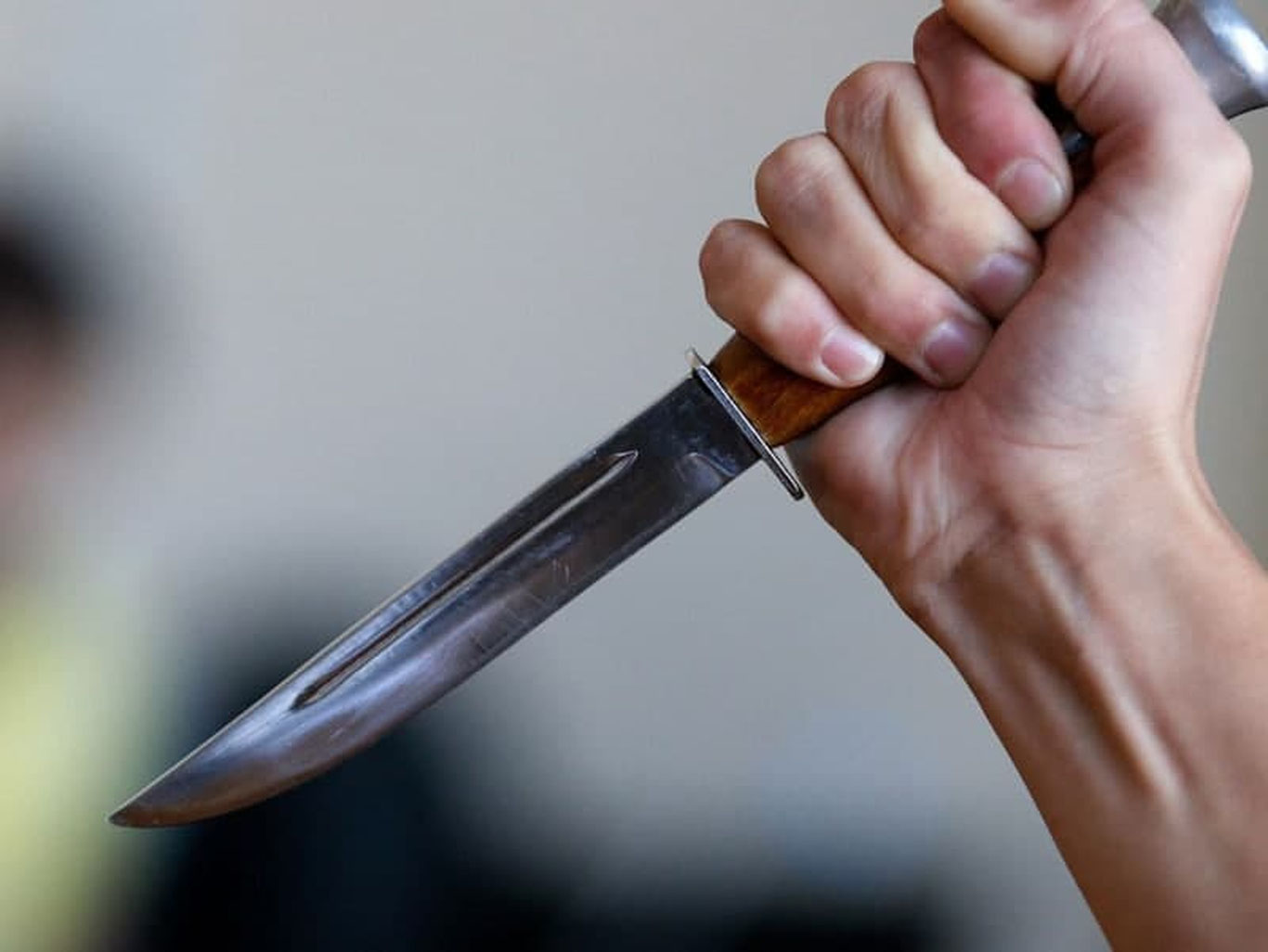 Сирдарёда 17 ёшли бола тенгдошини пичоқлаб қўйди