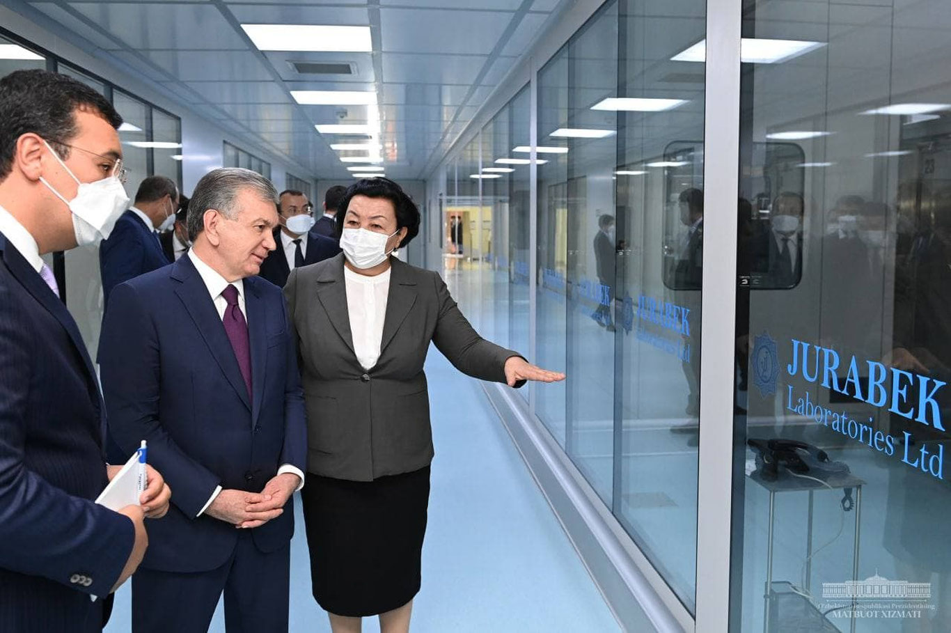 Шавкат Мирзиёев вакцина ишлаб чиқарилиши кутилаётган Jurabek Laboratories қўшма корхонаси фаолияти билан танишди