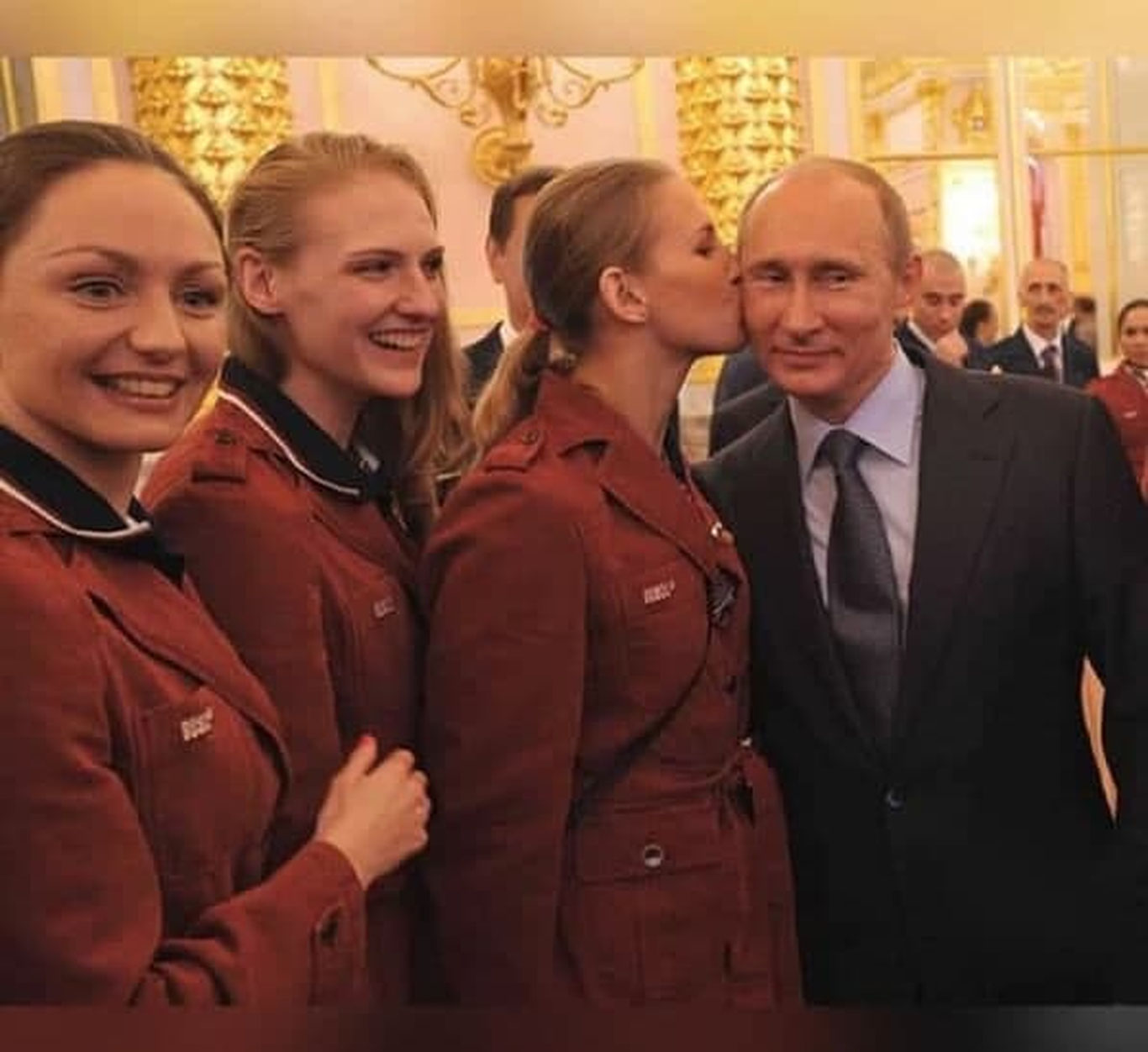 Rossiyalik suzuvchi Vladimir Putinni qanday o‘pganini aytib berdi