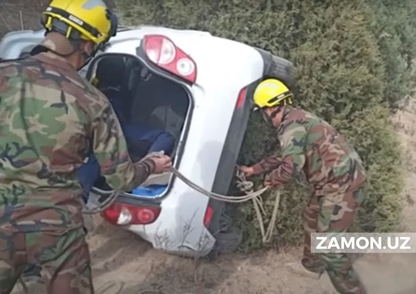 Бўстонлиқда 150 метр баландликдан "Spark" жарликка тушиб кетди, ҳайдовчиси омон қолди (видео)