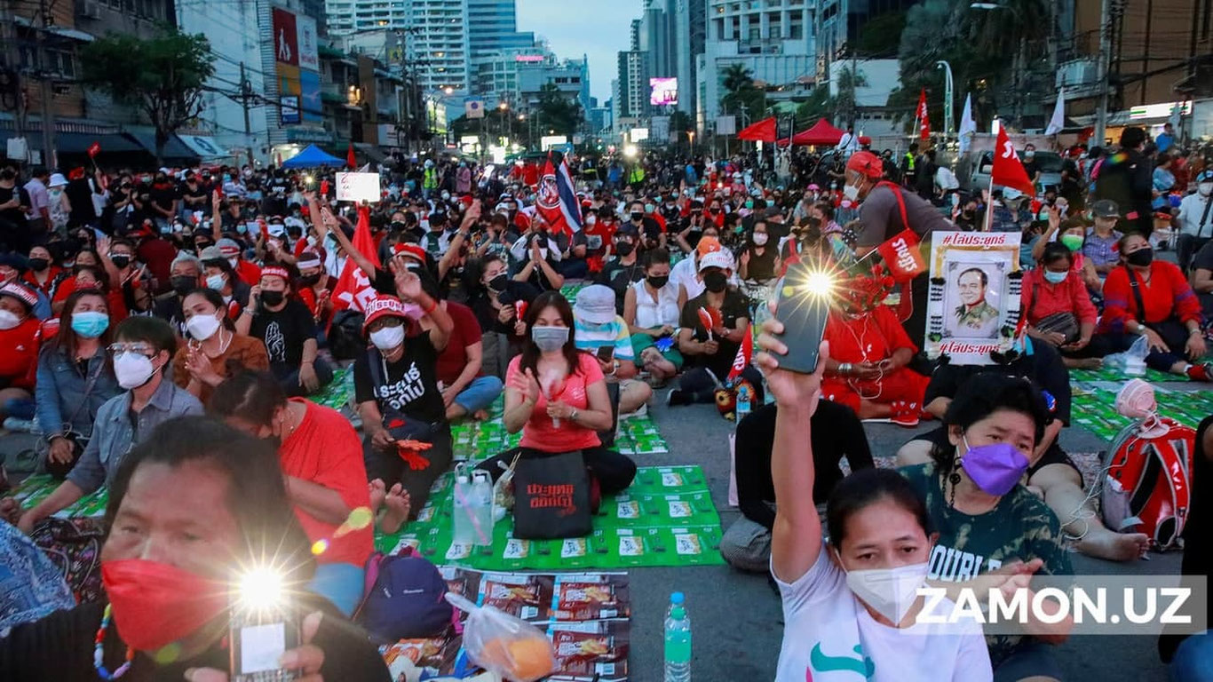 Таиландда коронавирусга қарши намойишлар бўлиб ўтмоқда