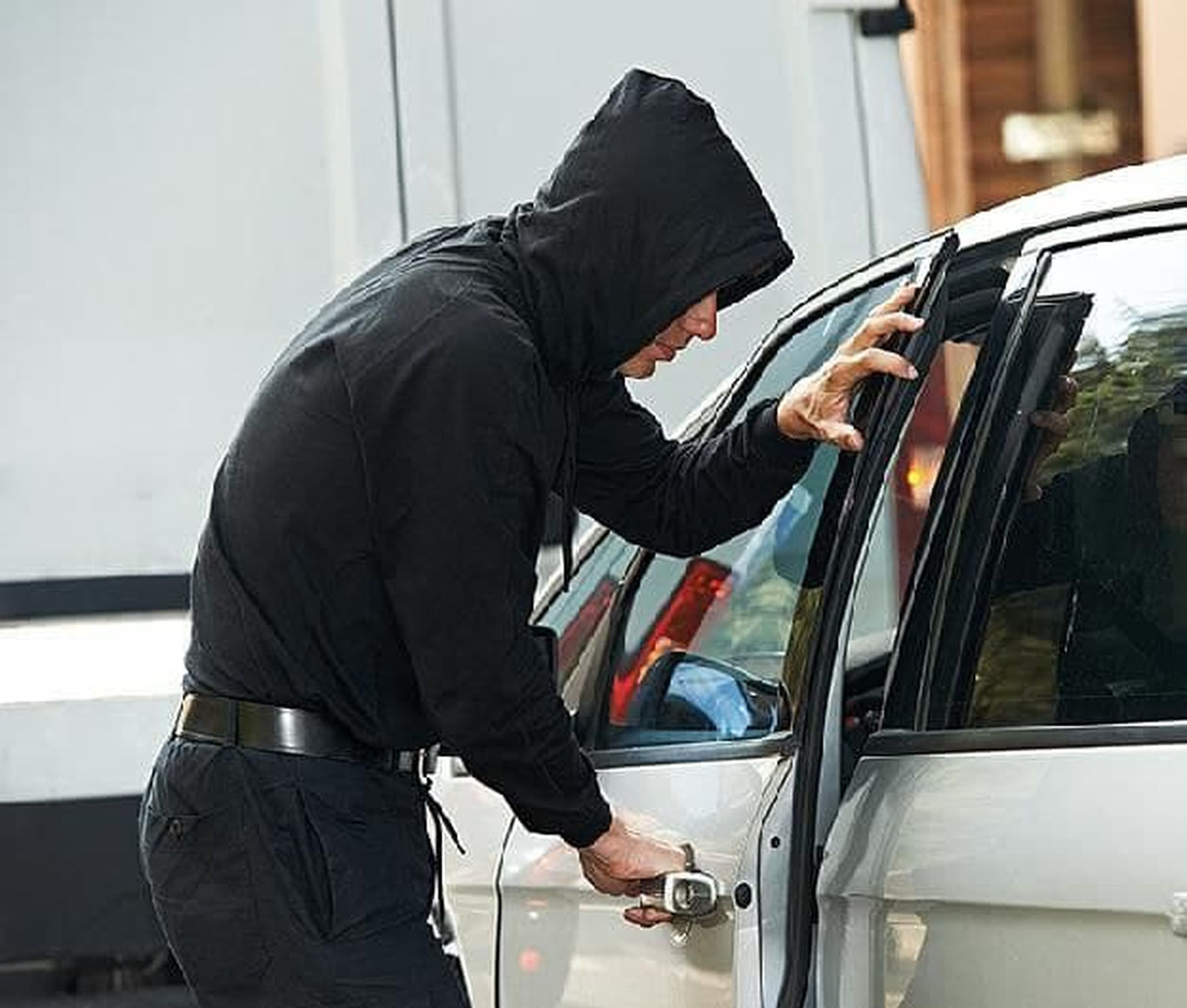 18 ёшли фуқаро иккита машинани тунади