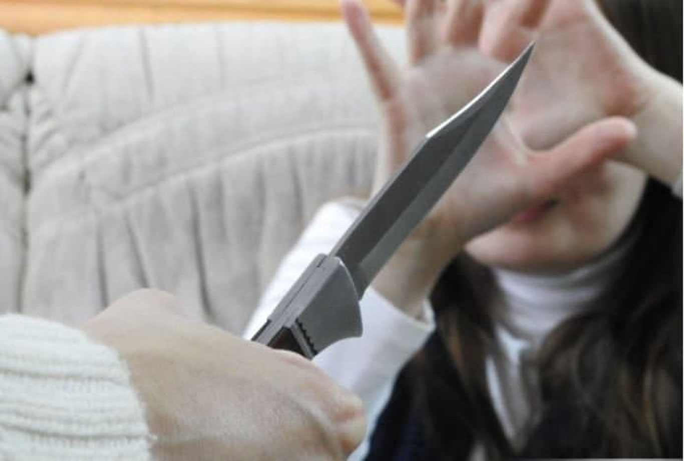 Эрим менга 17 маротаба пичоқ санчди