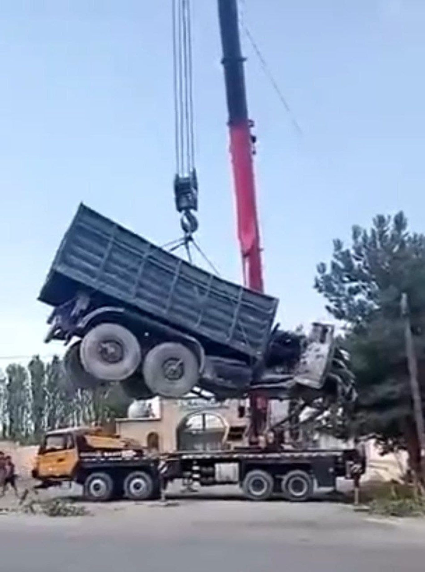 Анжижонда ЗИЛ юк машинасини тормози ишламай қолиб ЙТҲга учради