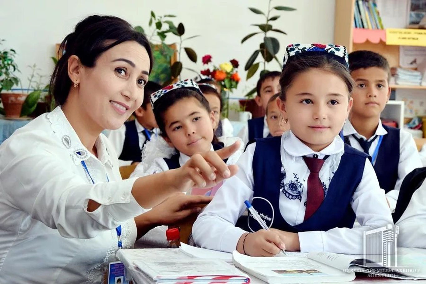 Maktabda o‘qituvchilarga qanday harakatlarni qilish taqiqlanadi?