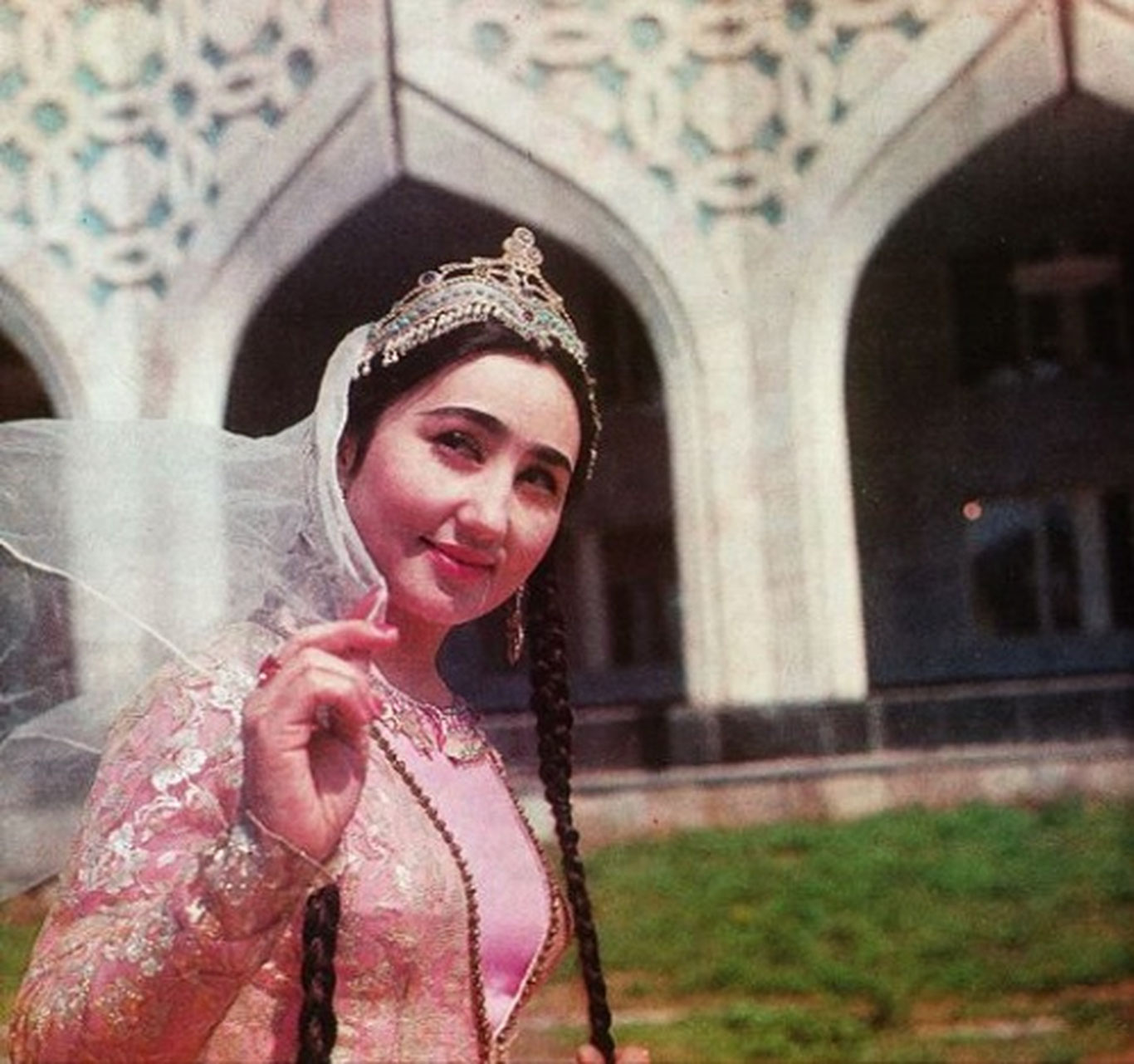 Ўзбекистон халқ артисти Қизлархон Дўстмуҳаммедова вафот этди