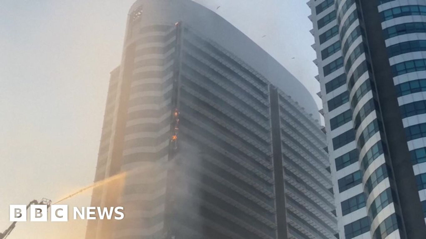 Pokistonda savdo markazi yonib ketdi