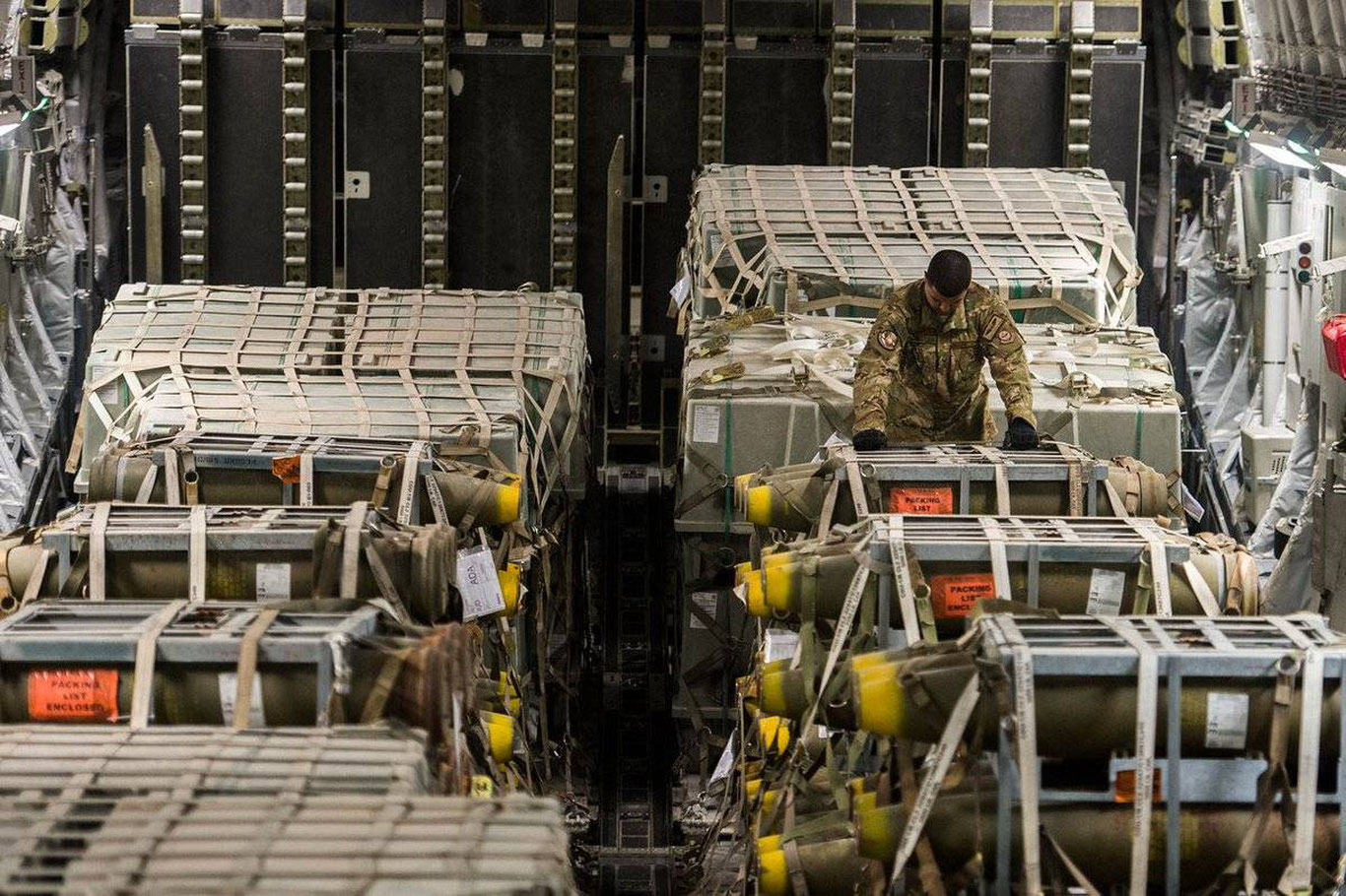 АҚШ бўшаб қолган қурол омборларини тўлдиришни тезлаштирмоқда