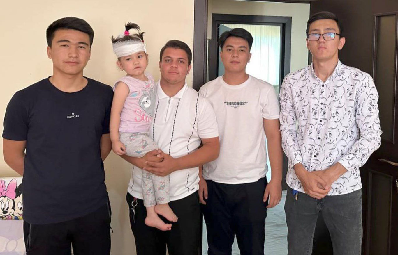 Samarqandda ko‘p qavatli uyning derazasidan tushib ketgan qizcha tirik qoldi