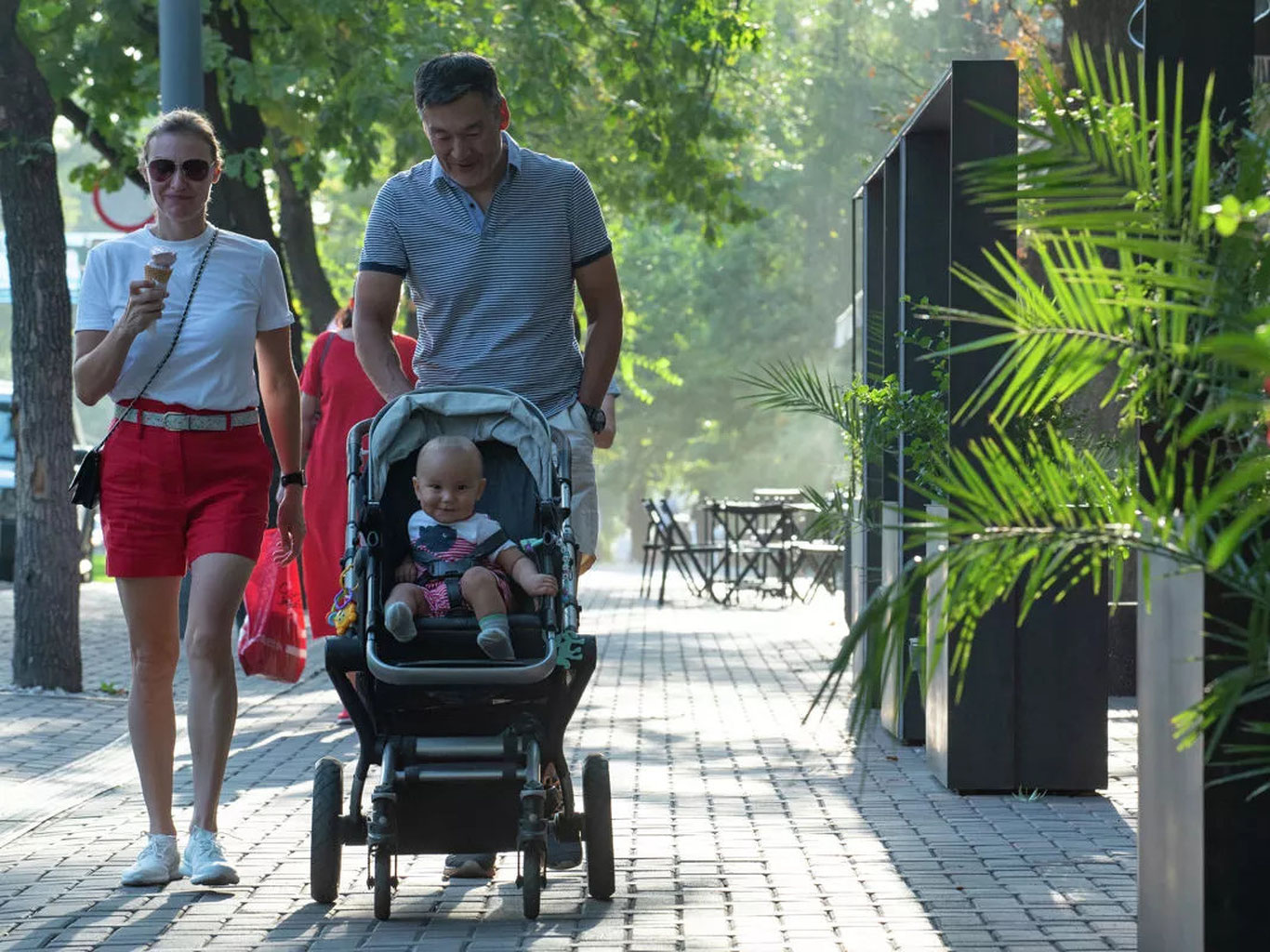 Қозоғистонда Оналар куни ва Оталар куни байрам сифатида нишонланади