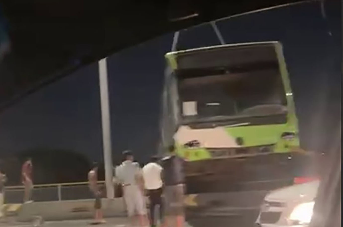 Toshkentda avtobus ko'prikdan tushib ketdi