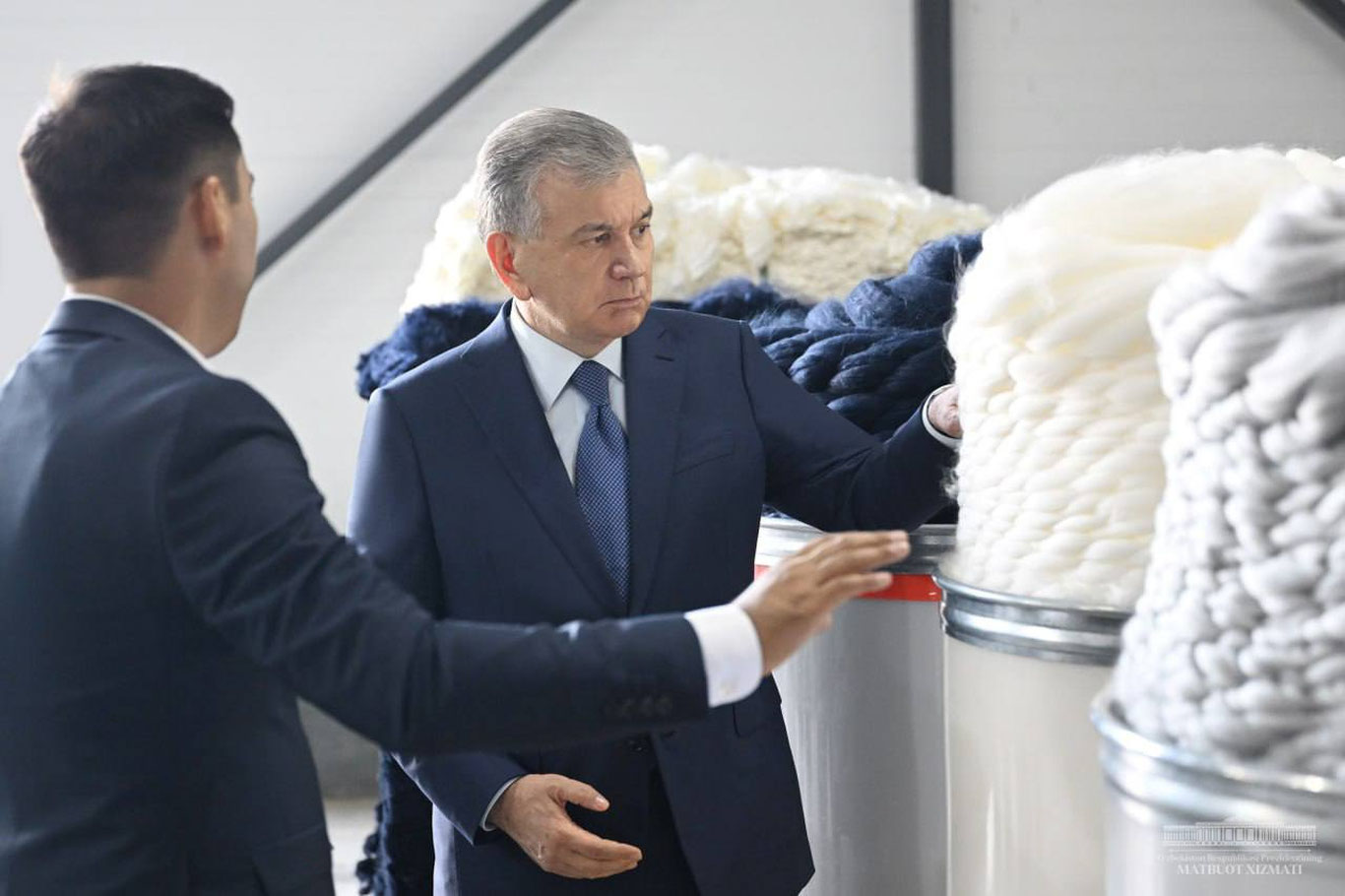 Shavkat Mirziyoyev Kogondagi “Siyovush tekstil” korxonasiga bordi
