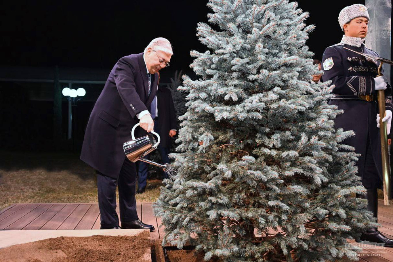 Тоқаев “Кўксарой”га дарахт экди