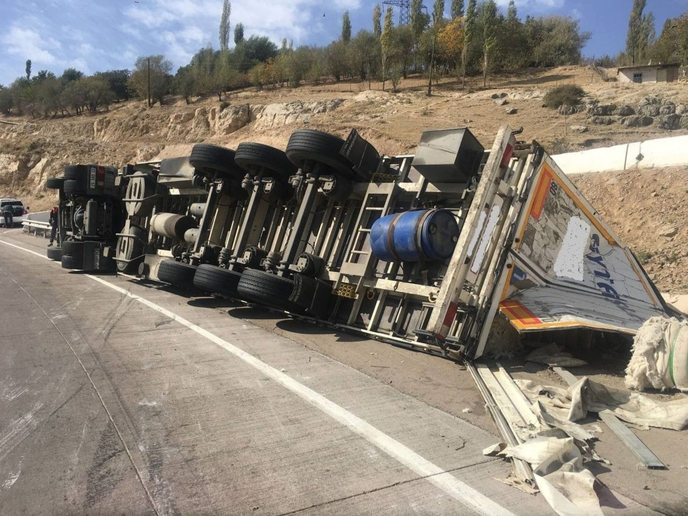 "Перевал"да юк автомобили ағдарилиб кетди