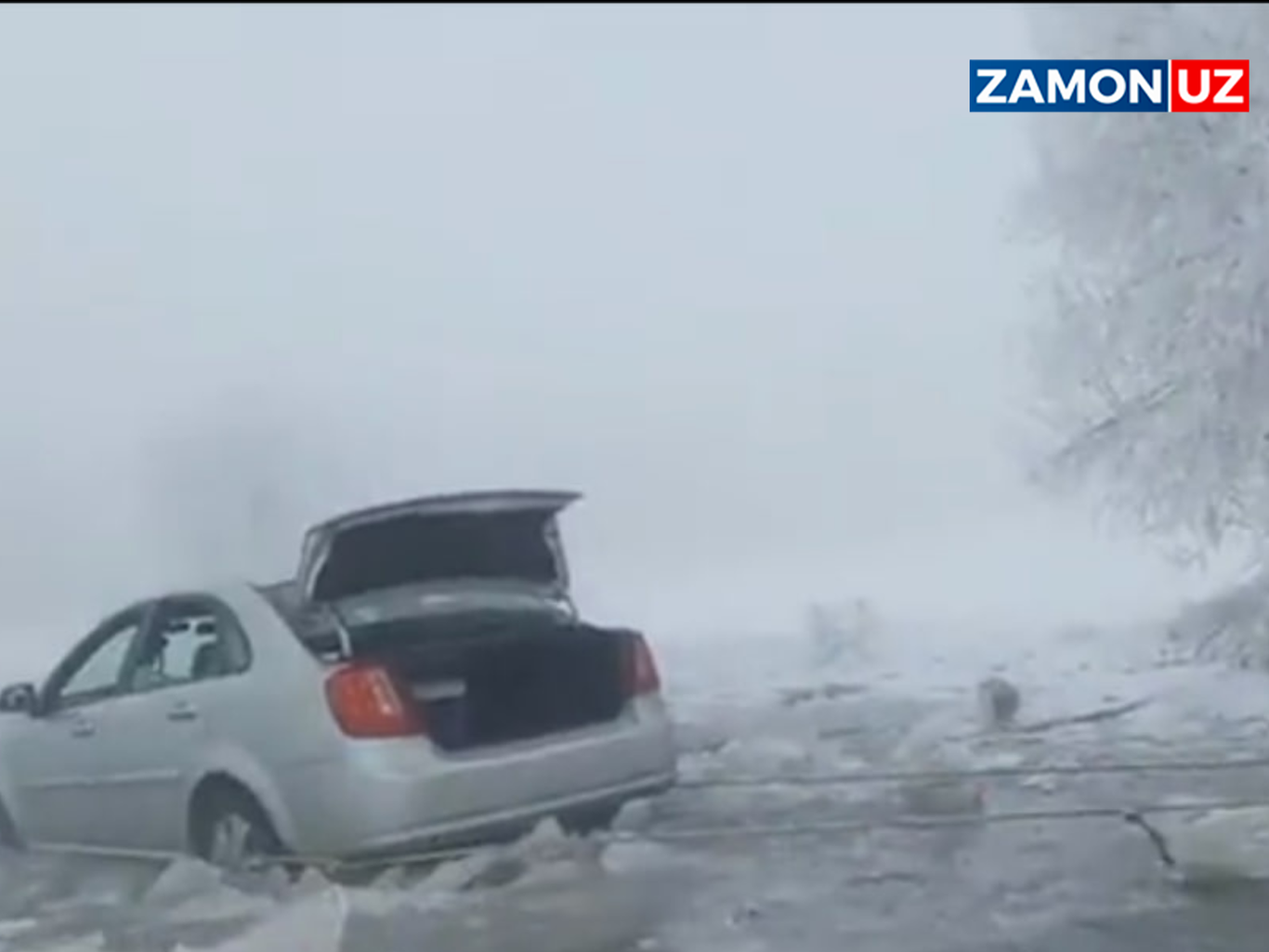 Chinozda Lacetti muzlagan ko‘lmakda qolib ketdi