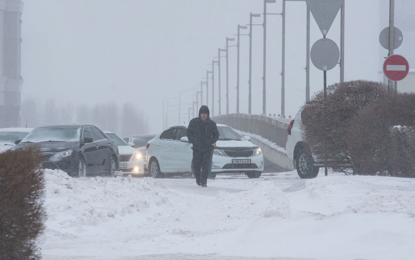 Кучли қор бўронлари туфайли Қозоғистоннинг қатор вилоятларида трассалар ёпилди (видео)