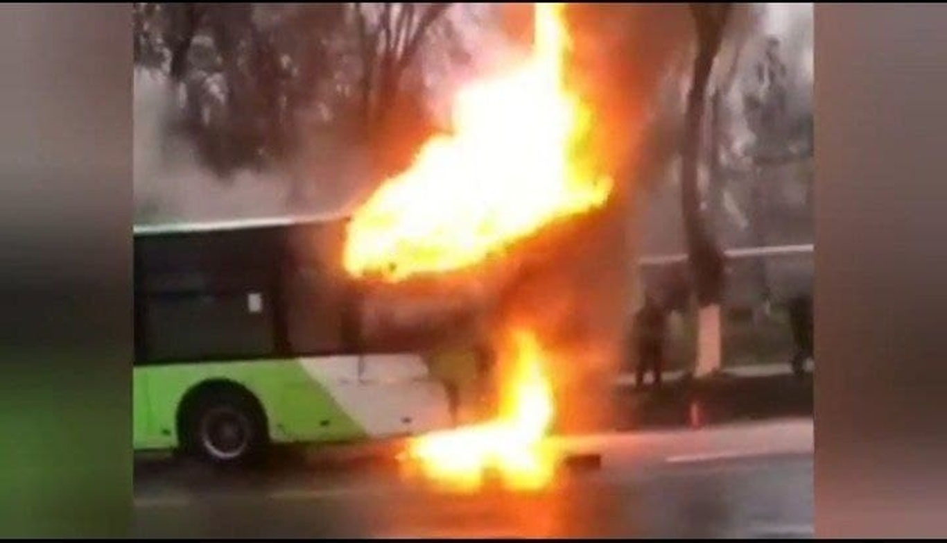 Toshkentda avtobus yonib ketdi