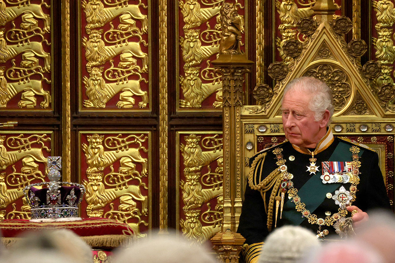 Britaniya qirolining boyligi fuqarolarnikidan kam ekani maʼlum bo‘ldi