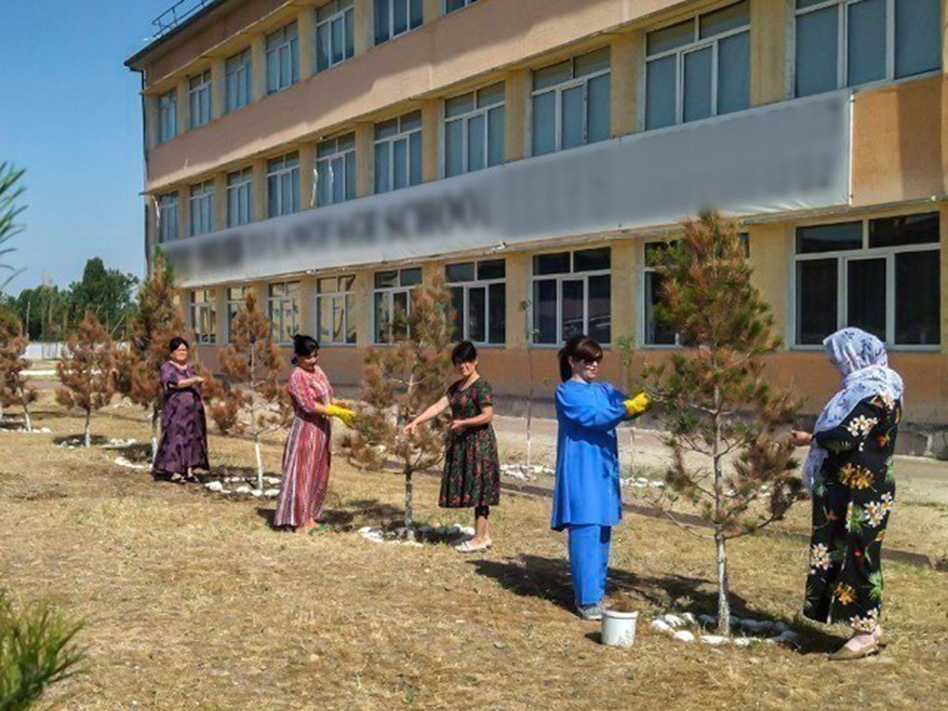 Олмалиқда ўқитувчилар мажбурий меҳнатга чиқарилди