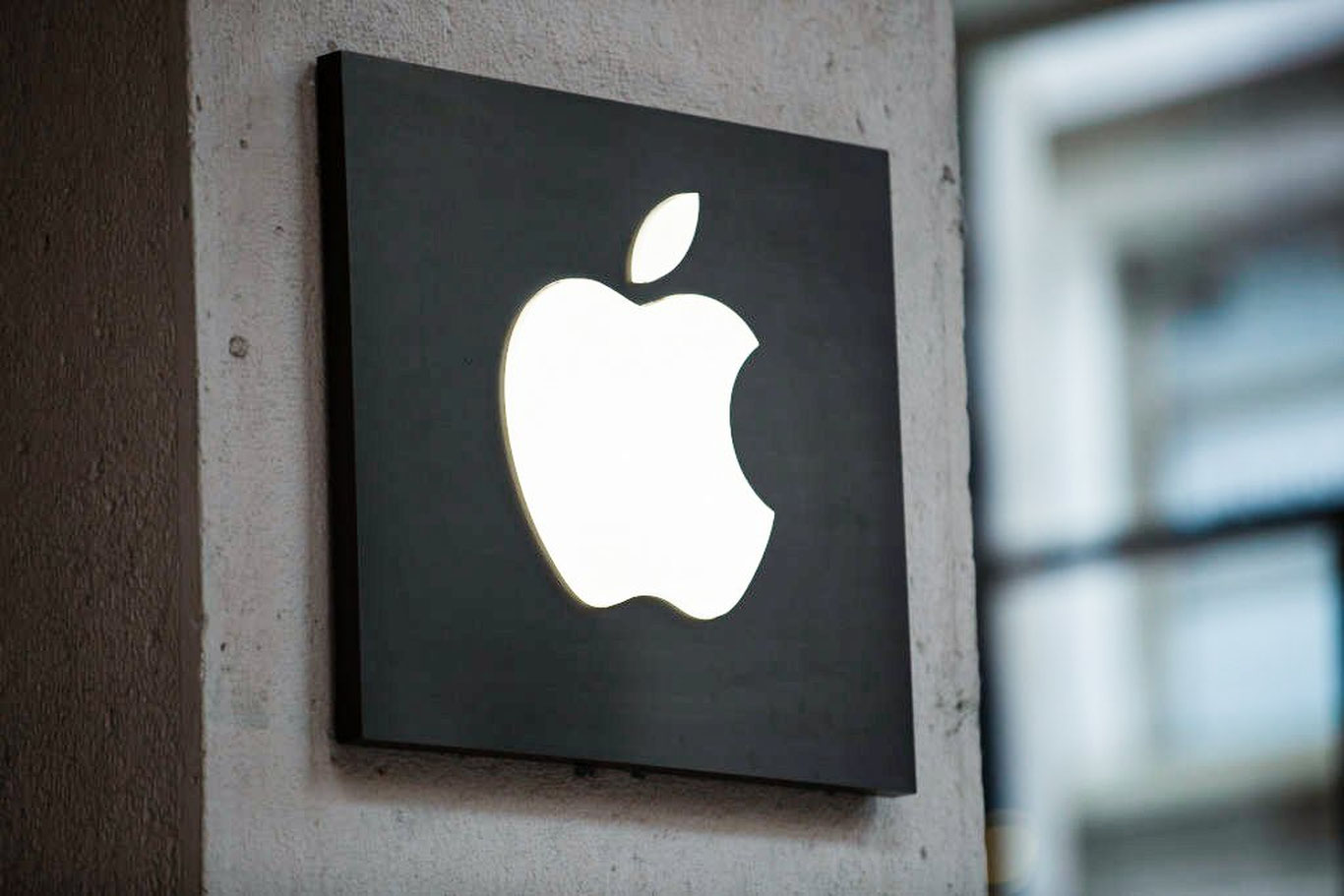 Россия суди Apple'ни тақиқланган маълумотларни ўчирмагани учун жаримага тортди