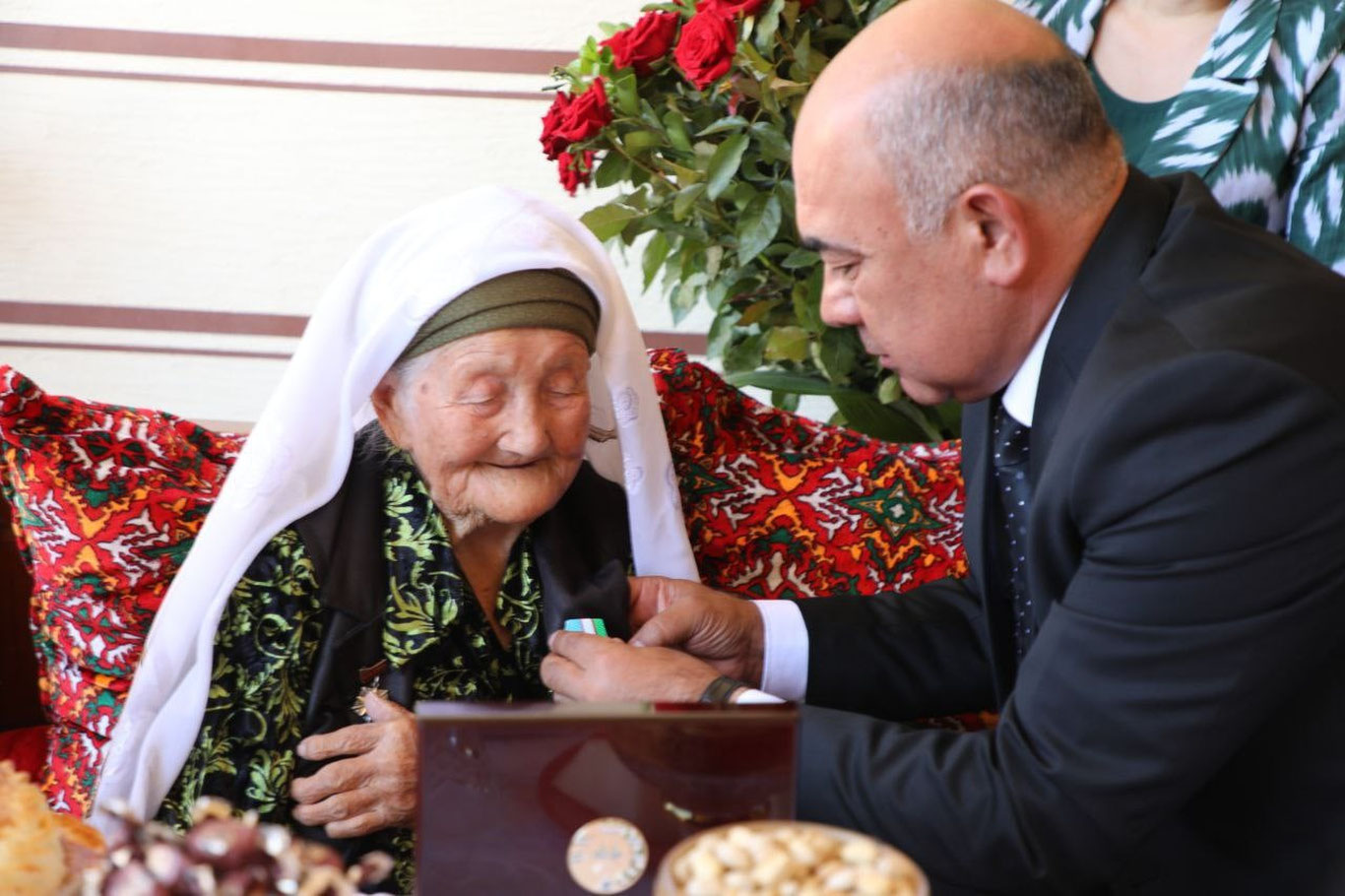 100 билан юзлашган момо "Шуҳрат" медали билан тақдирланди