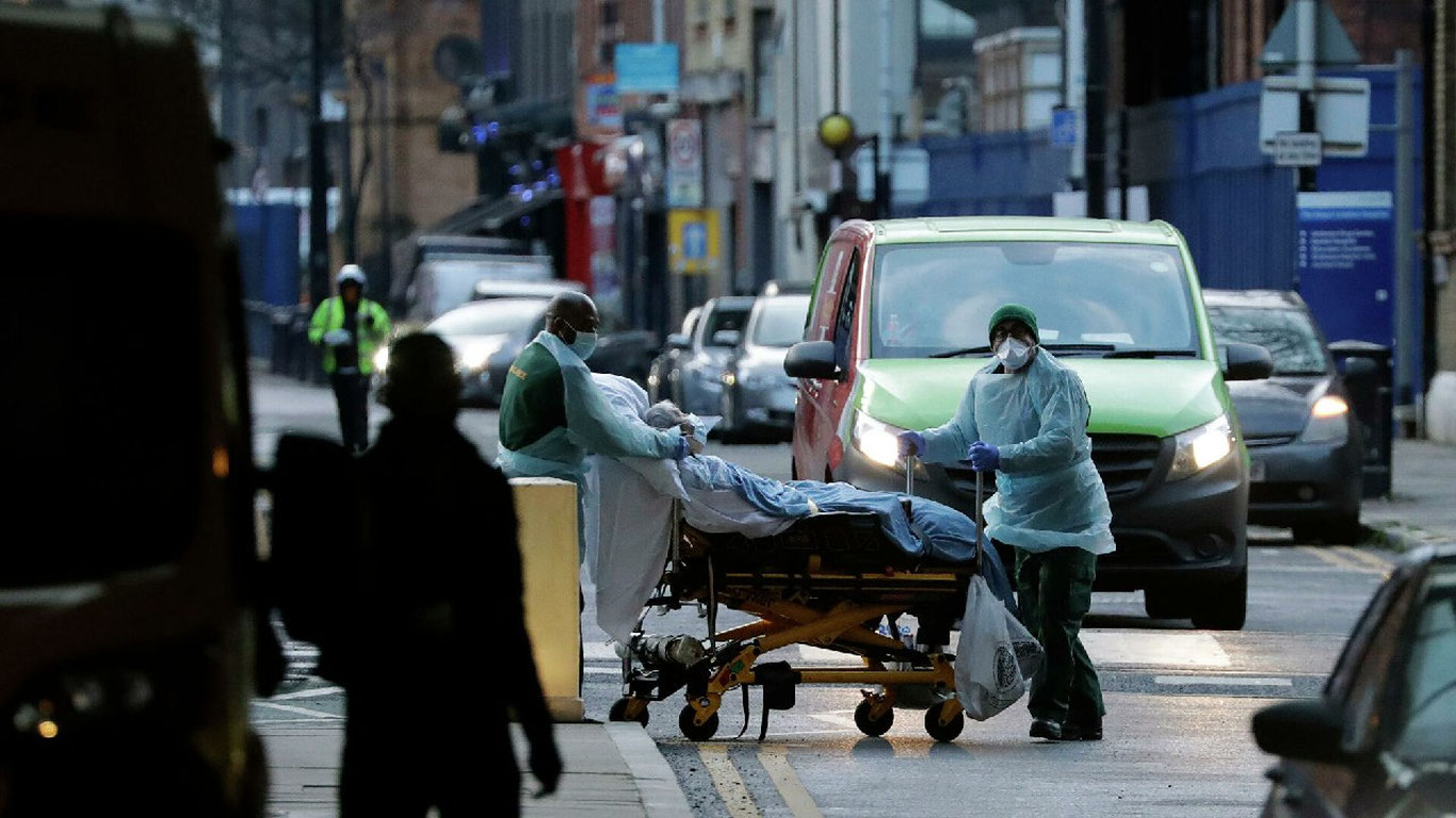 Britaniyaliklar yaqinlarini dafn qilish uchun bir oydan ko'proq kutishmoqda
