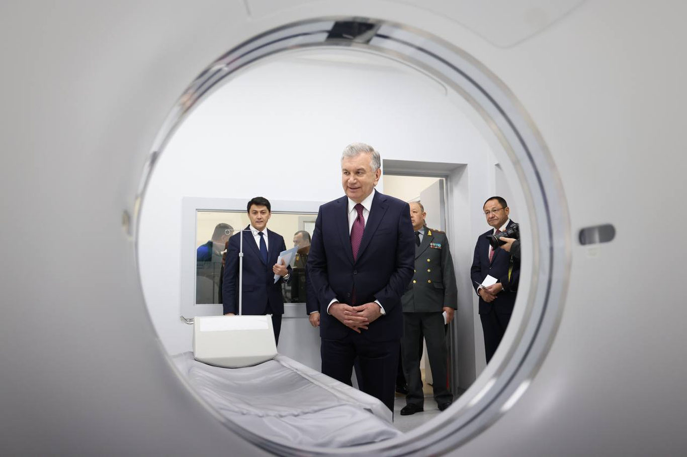 Президент Мудофаа вазирлиги Марказий ҳарбий клиник госпиталини бориб кўрди