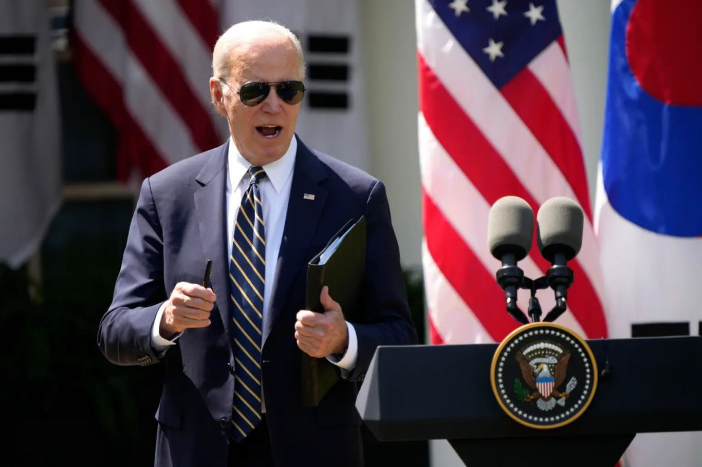 Байден матбуот анжуманида "шпаргалка"сини тушириб юборди