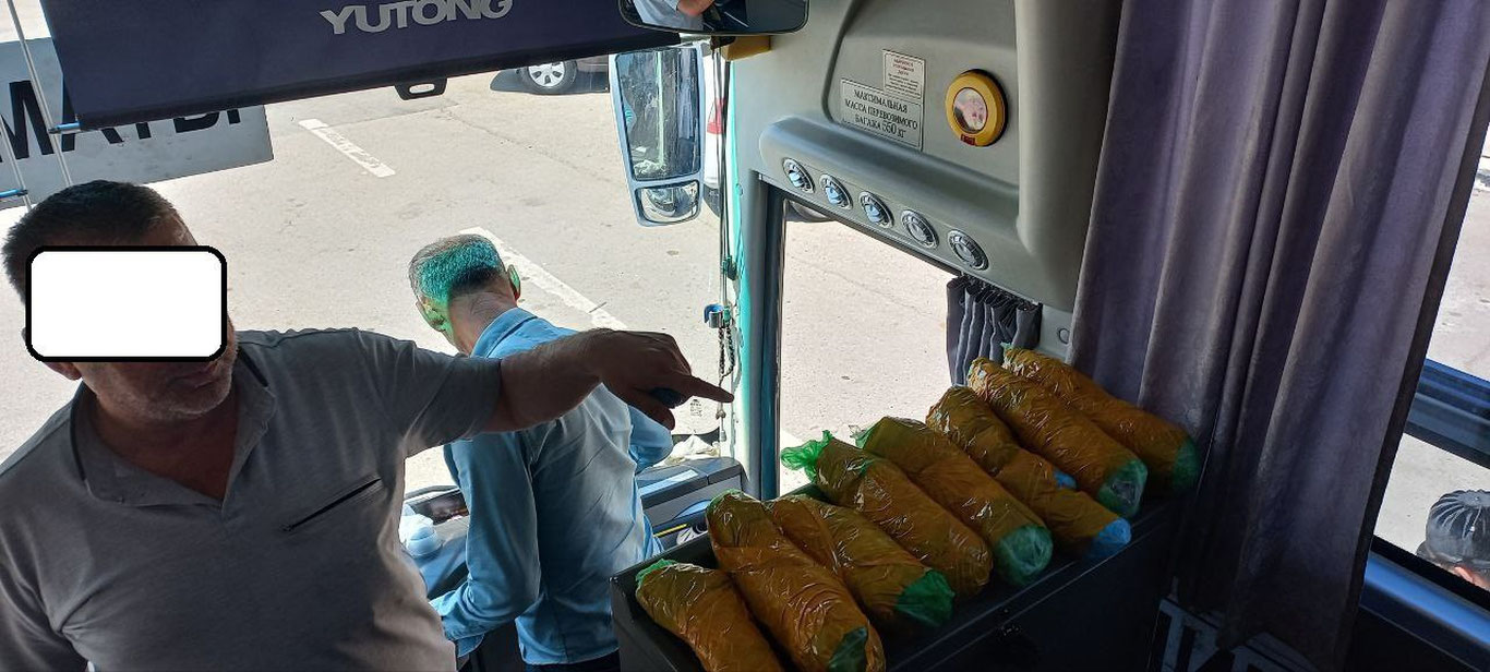 Avtobusda 10 kg zargarlik buyumlarini olib o'tishga uringanlar ushlandi