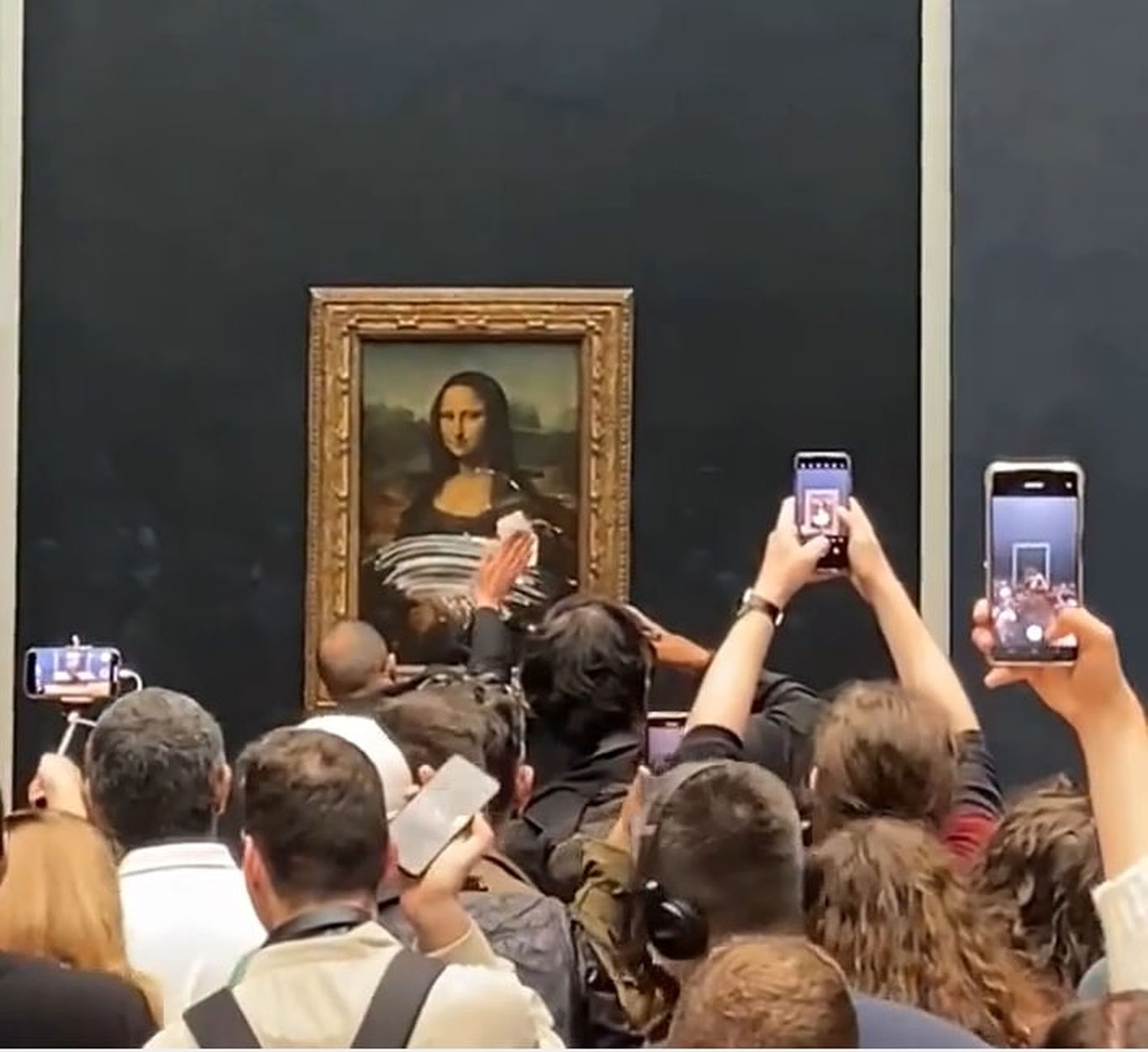 Номаълум шахс “Мона Лиза” суратига “ҳужум қилди”