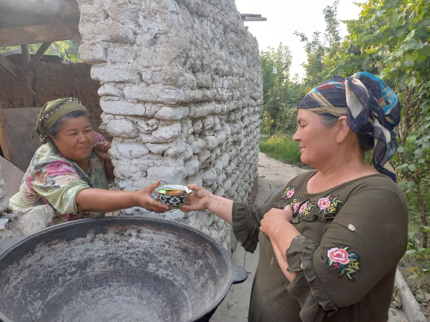 Osh ulashayotgan qishloq ayollari–fotoreportaj