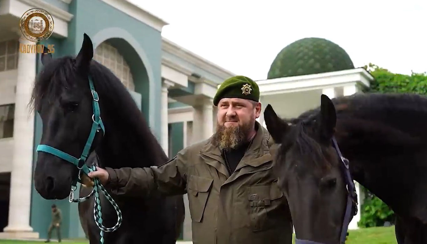 Рамзан Қодиров Шавкат Мирзиёевга иккита от совға қилди