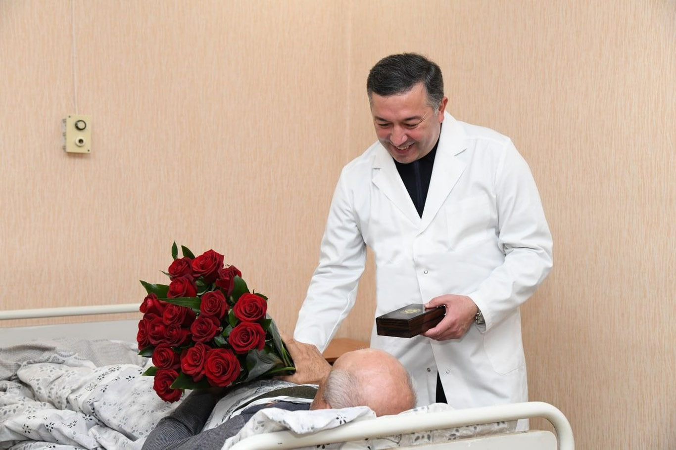 Калтакланган тез ёрдам ходимига кўкрак нишони берилди