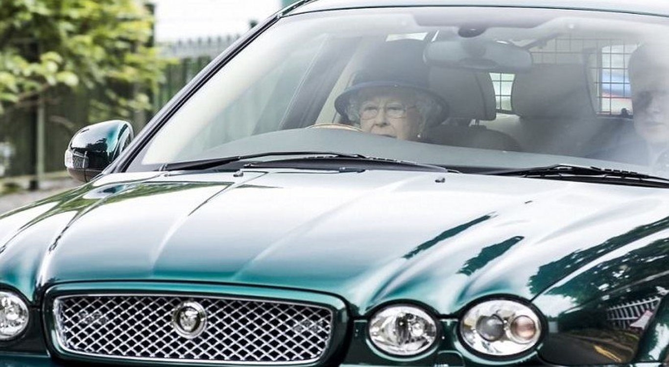 Елизавета II'га тегишли "Jaguar" кимошди савдосига қўйилди