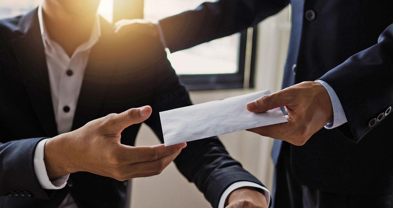 Адлия ходими пора билан қўлга тушди