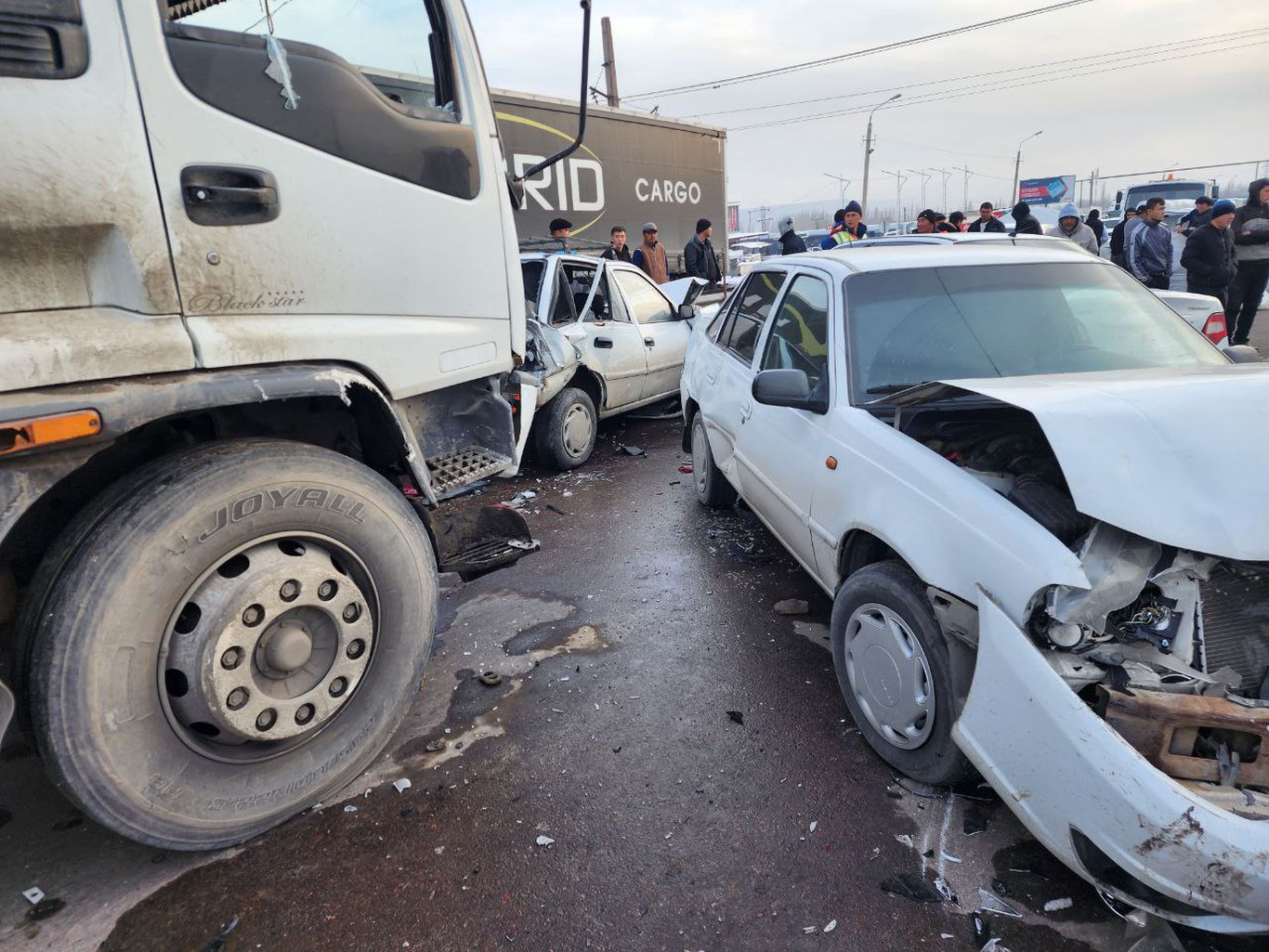 Ангренда 6 та машина ЙТҲга учради