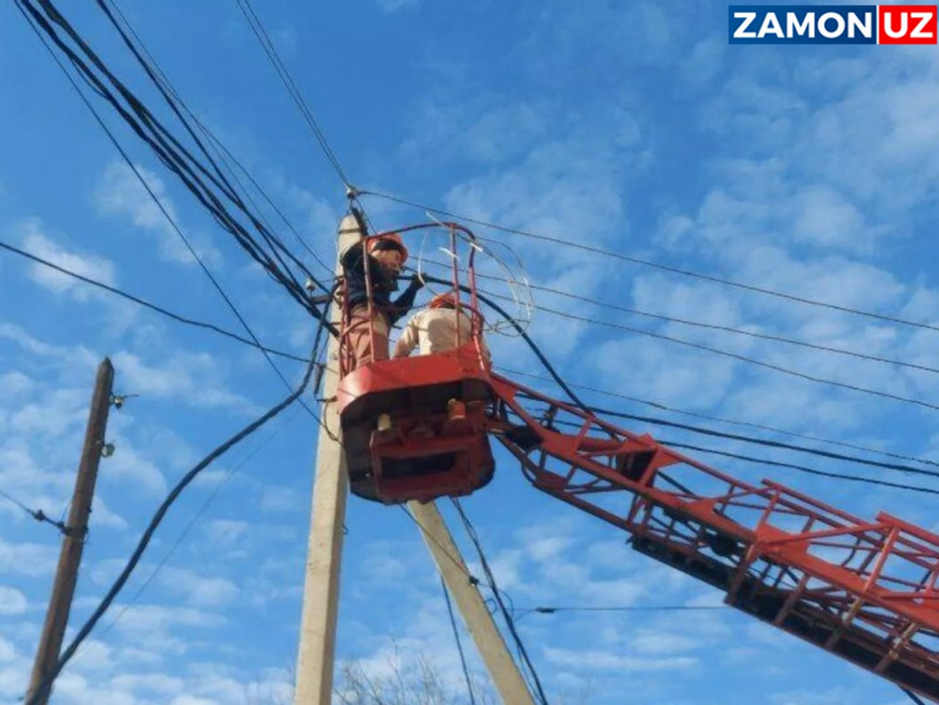 Тошкентда сим ёғочдаги электр симлари ёниб кетди