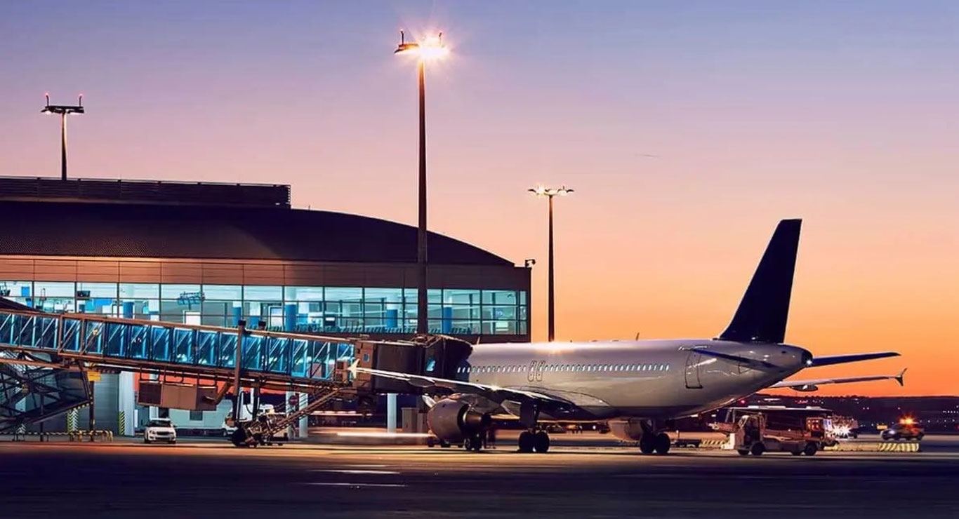 Ҳомиладорлигини билмаган аёл самолётда кўзи ёриди