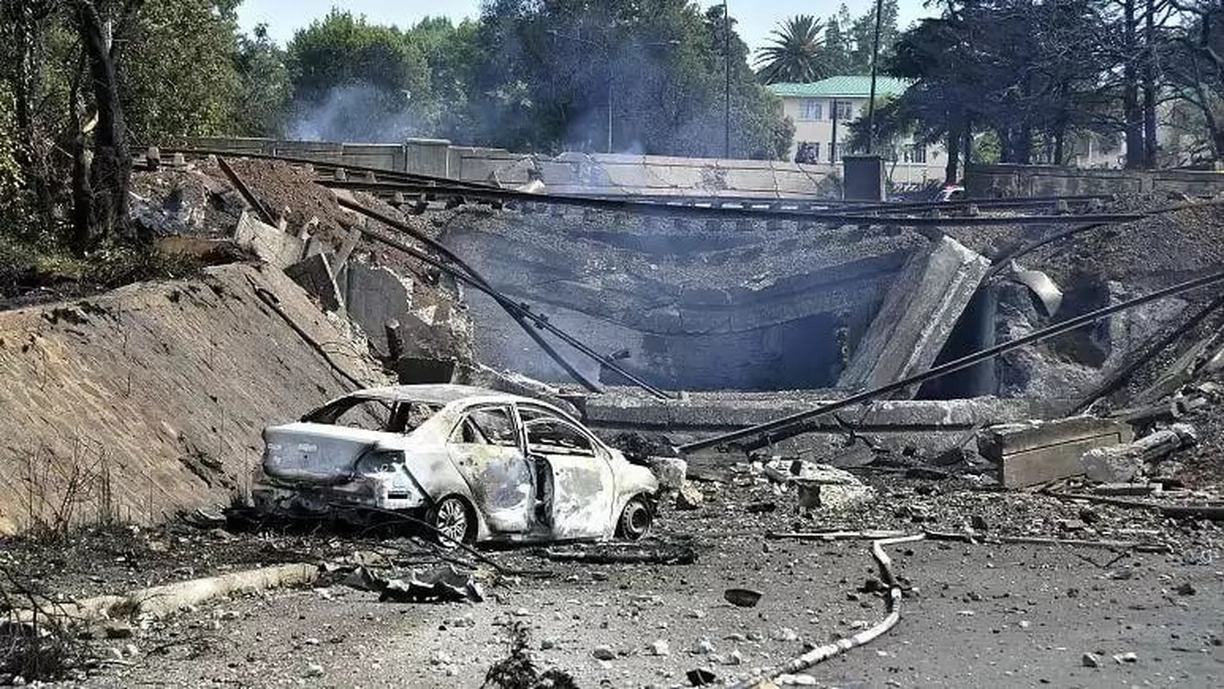 Жанубий Африка: шифохона яқинида ёқилғи юк машинаси портлаб кетди