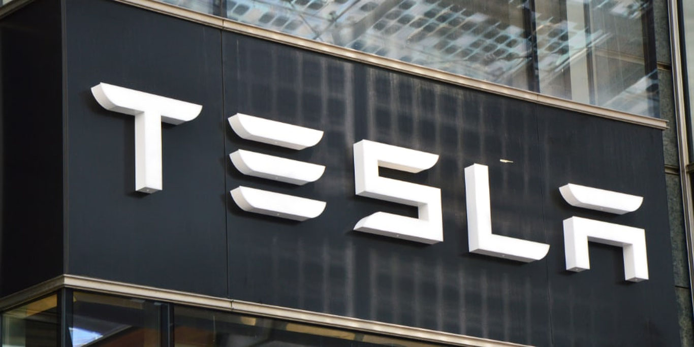 Tesla aksiyalari keskin tushib ketdi